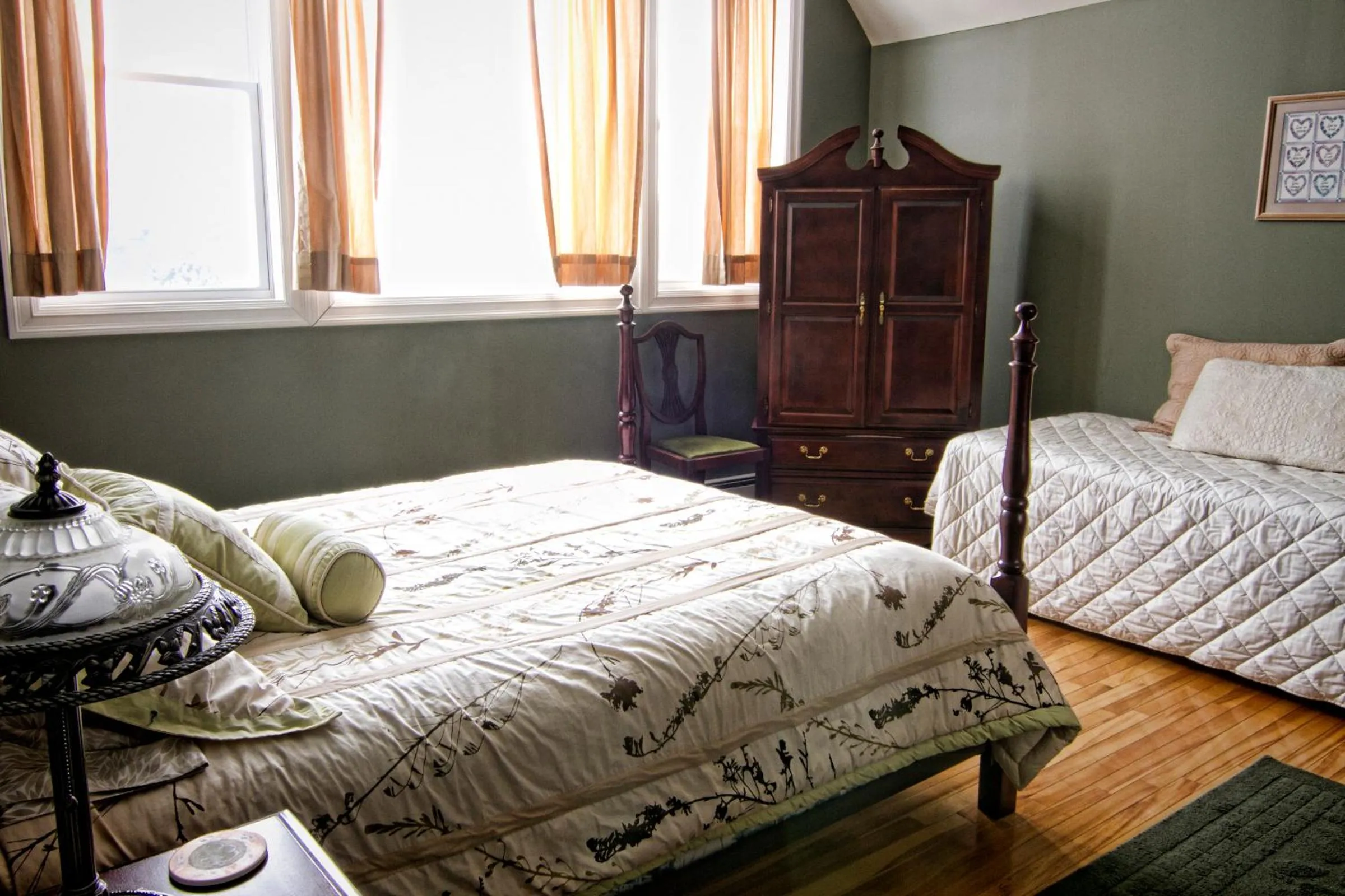 Bed in Ye Olde Argyler Lodge