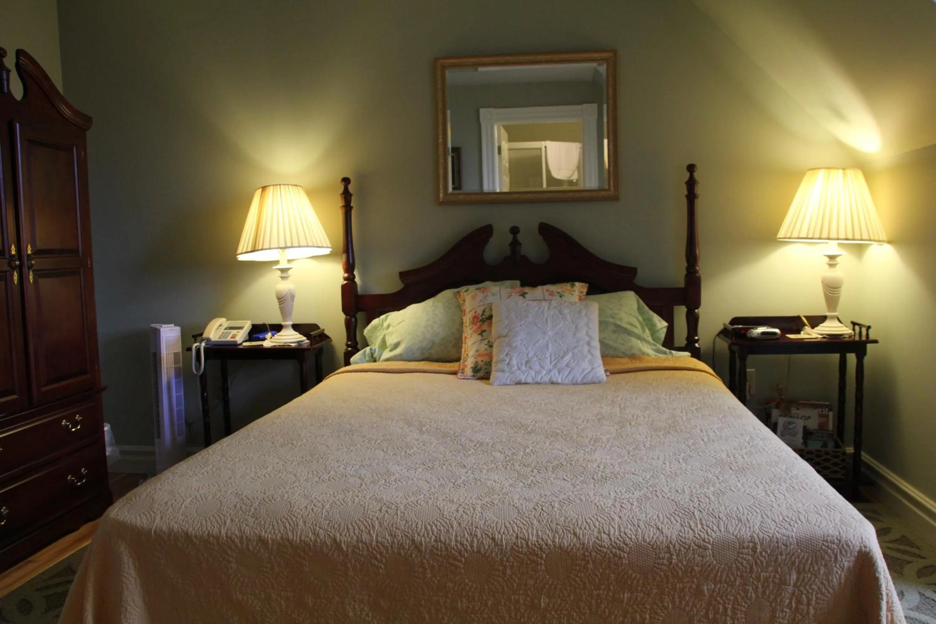 Bed in Ye Olde Argyler Lodge