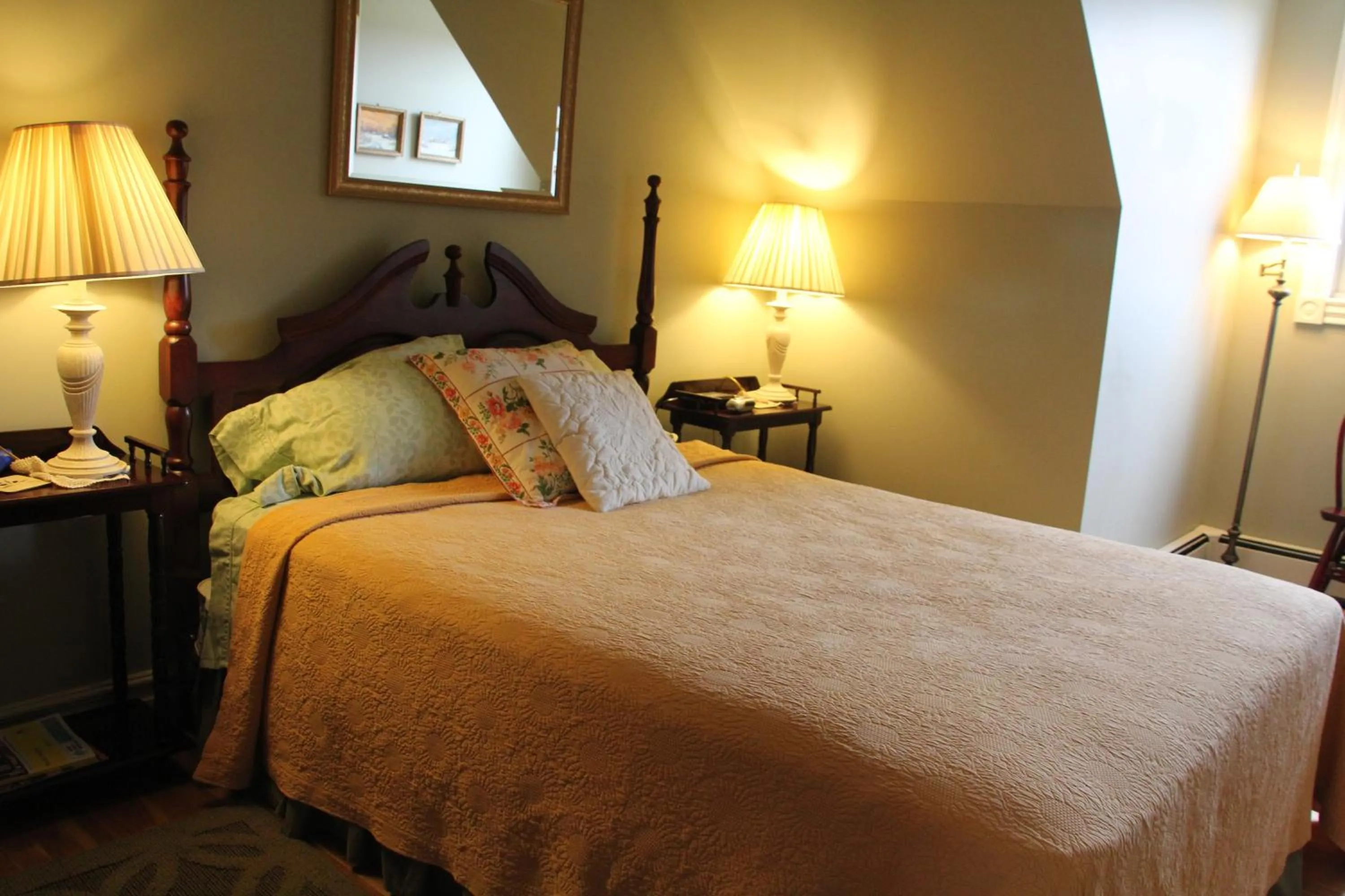 Bed in Ye Olde Argyler Lodge