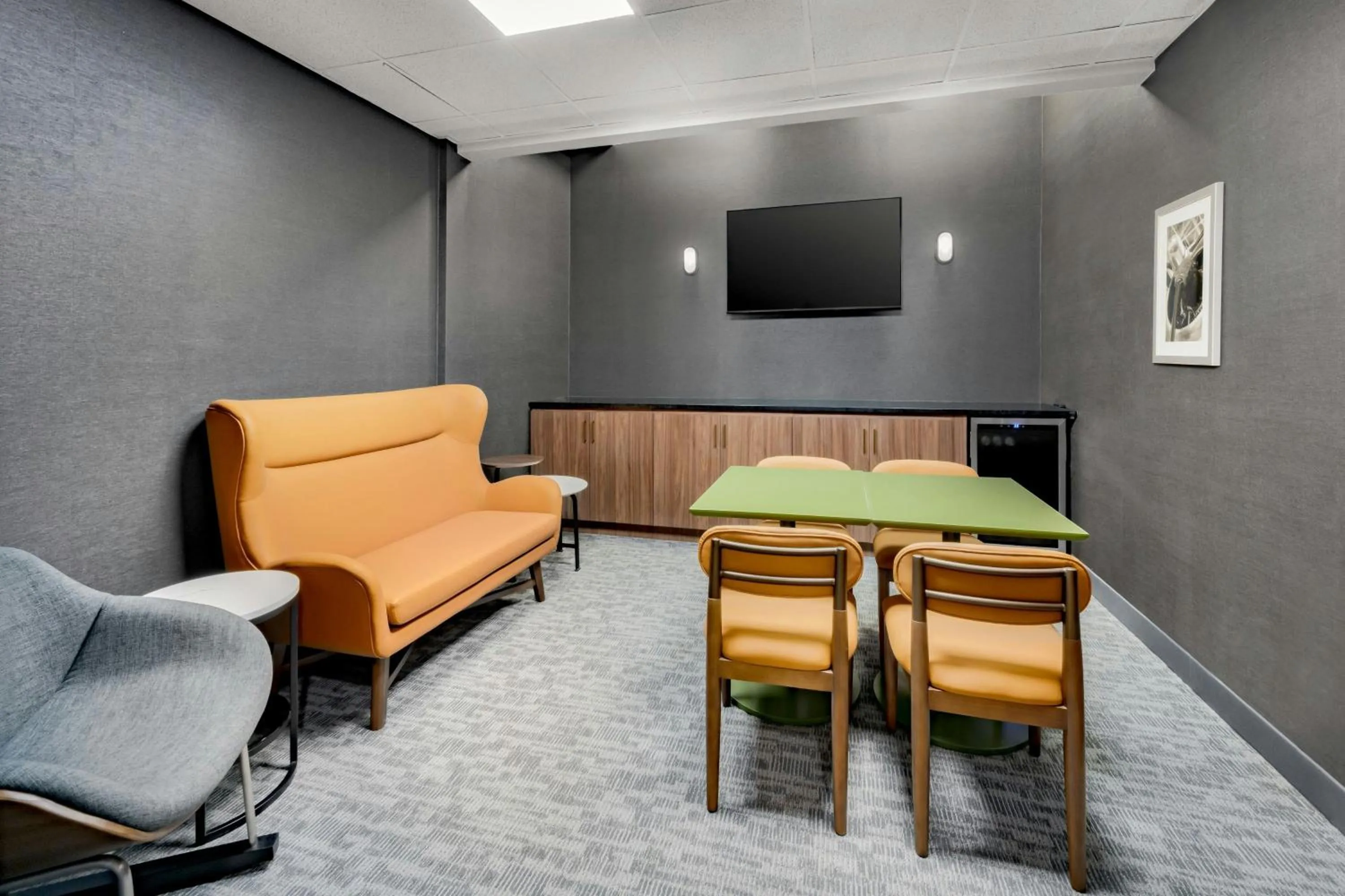 Lounge or bar in Four Points by Sheraton College Park Atlanta Airport