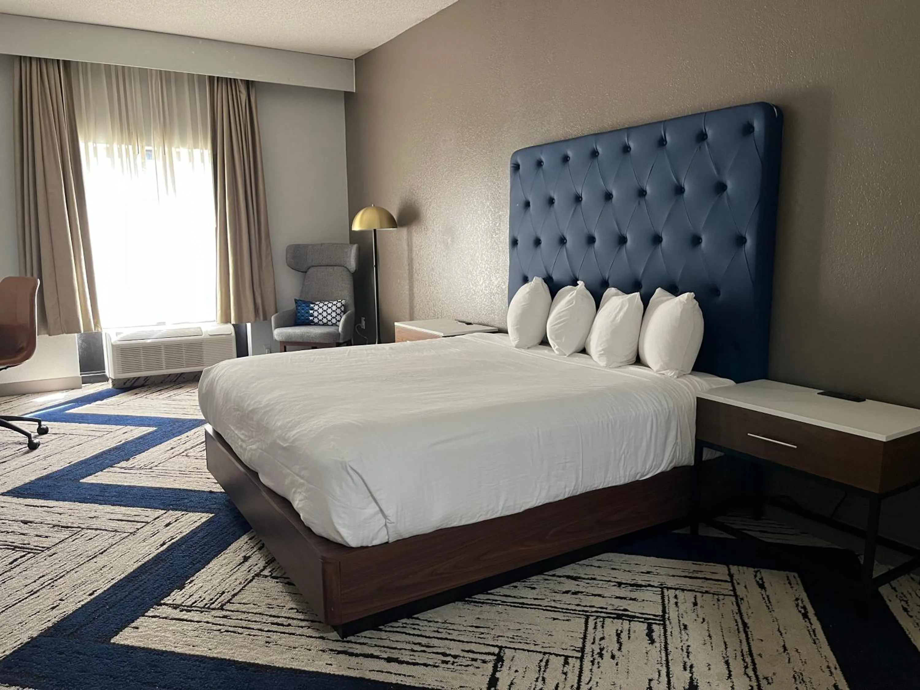 Photo of the whole room, Bed in Sky Point Hotel & Suites - Atlanta Airport