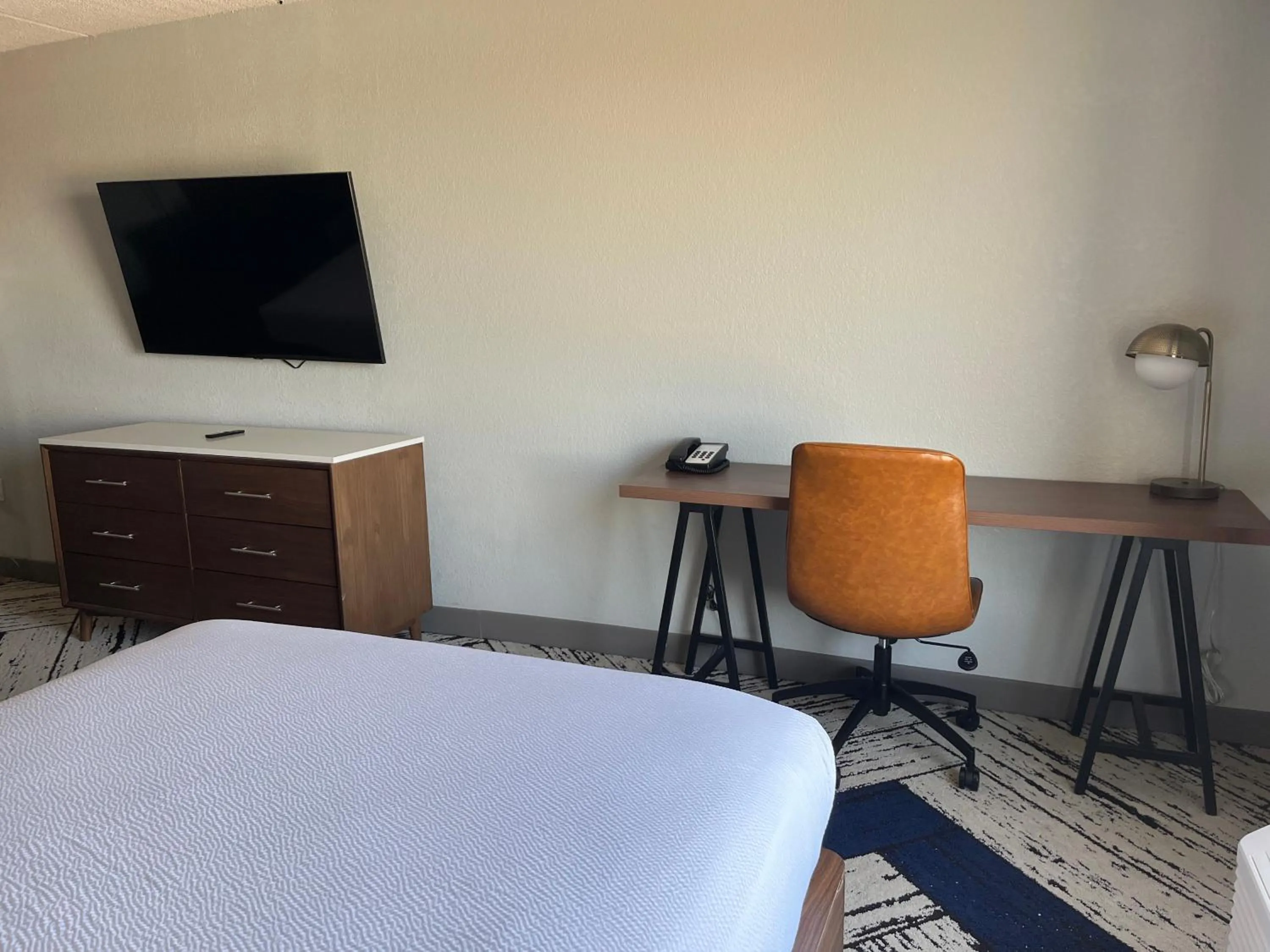 Photo of the whole room, Bed in Sky Point Hotel & Suites - Atlanta Airport