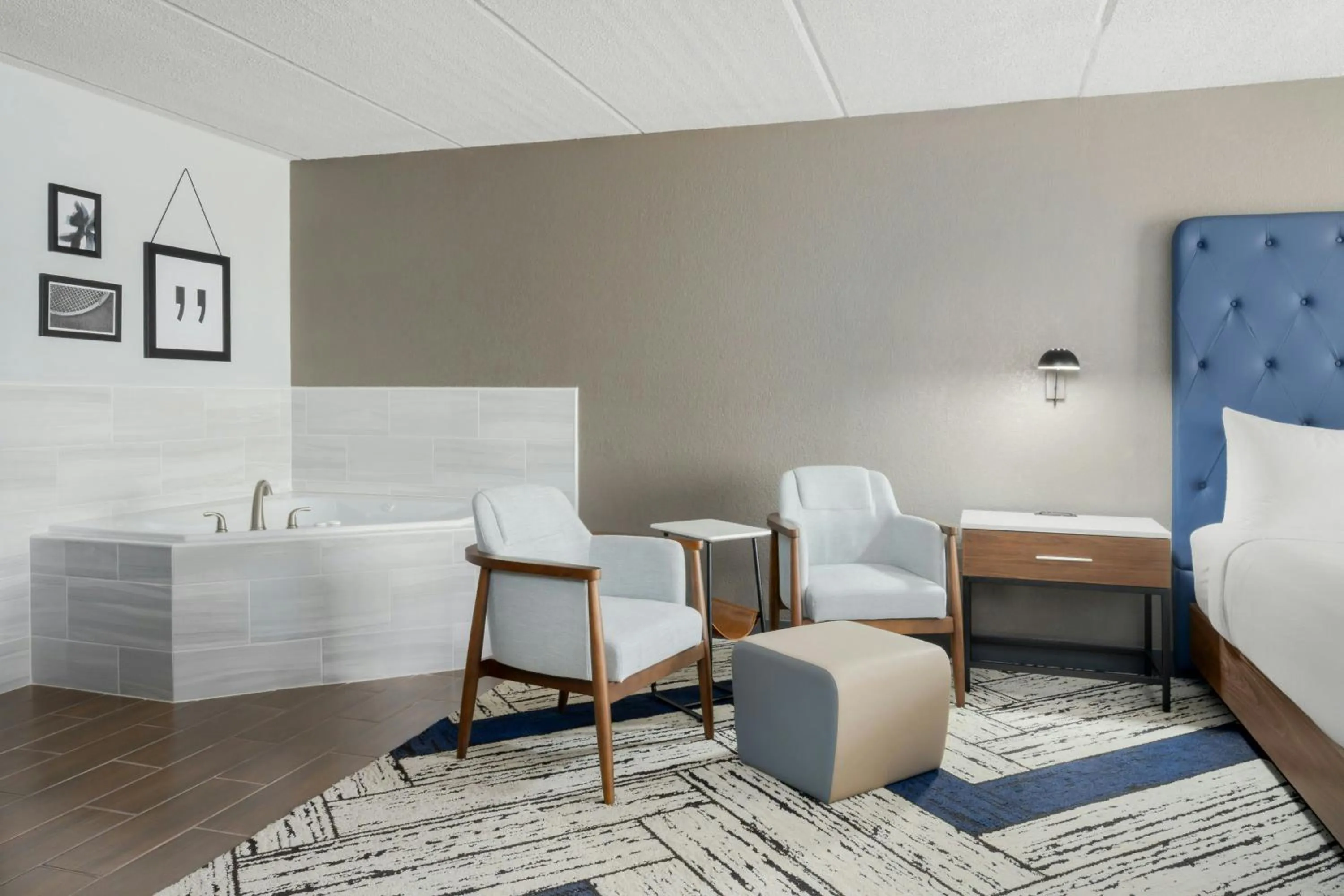 Swimming pool, Bed in Four Points by Sheraton College Park Atlanta Airport