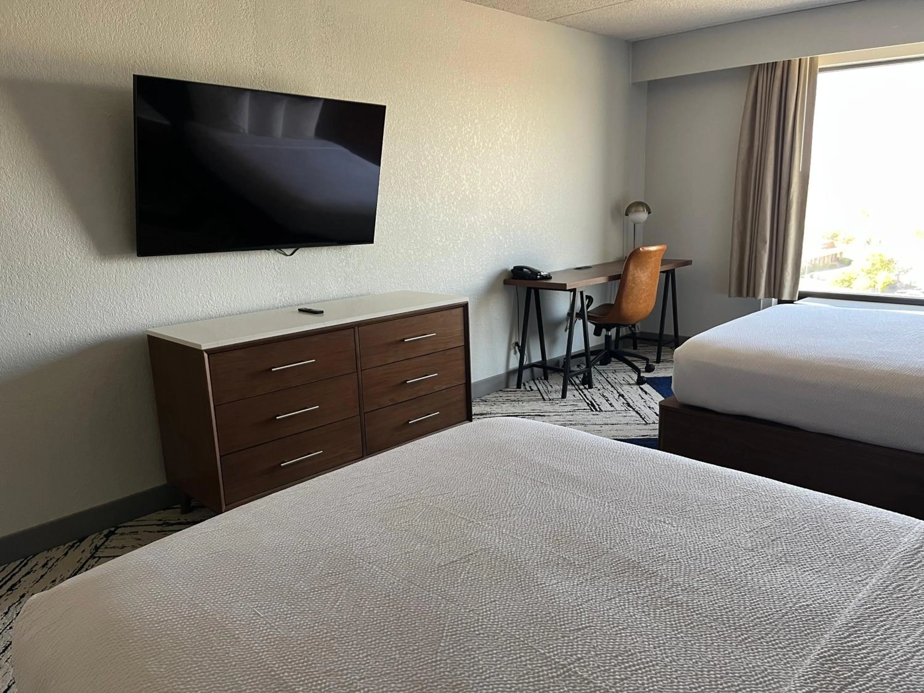 Photo of the whole room, Bed in Sky Point Hotel & Suites - Atlanta Airport