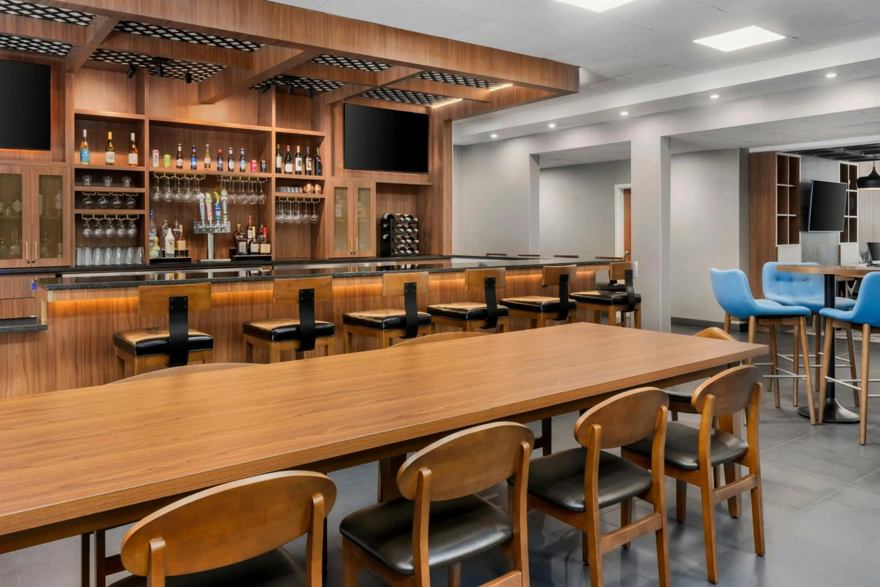 Lounge or bar in Four Points by Sheraton College Park Atlanta Airport