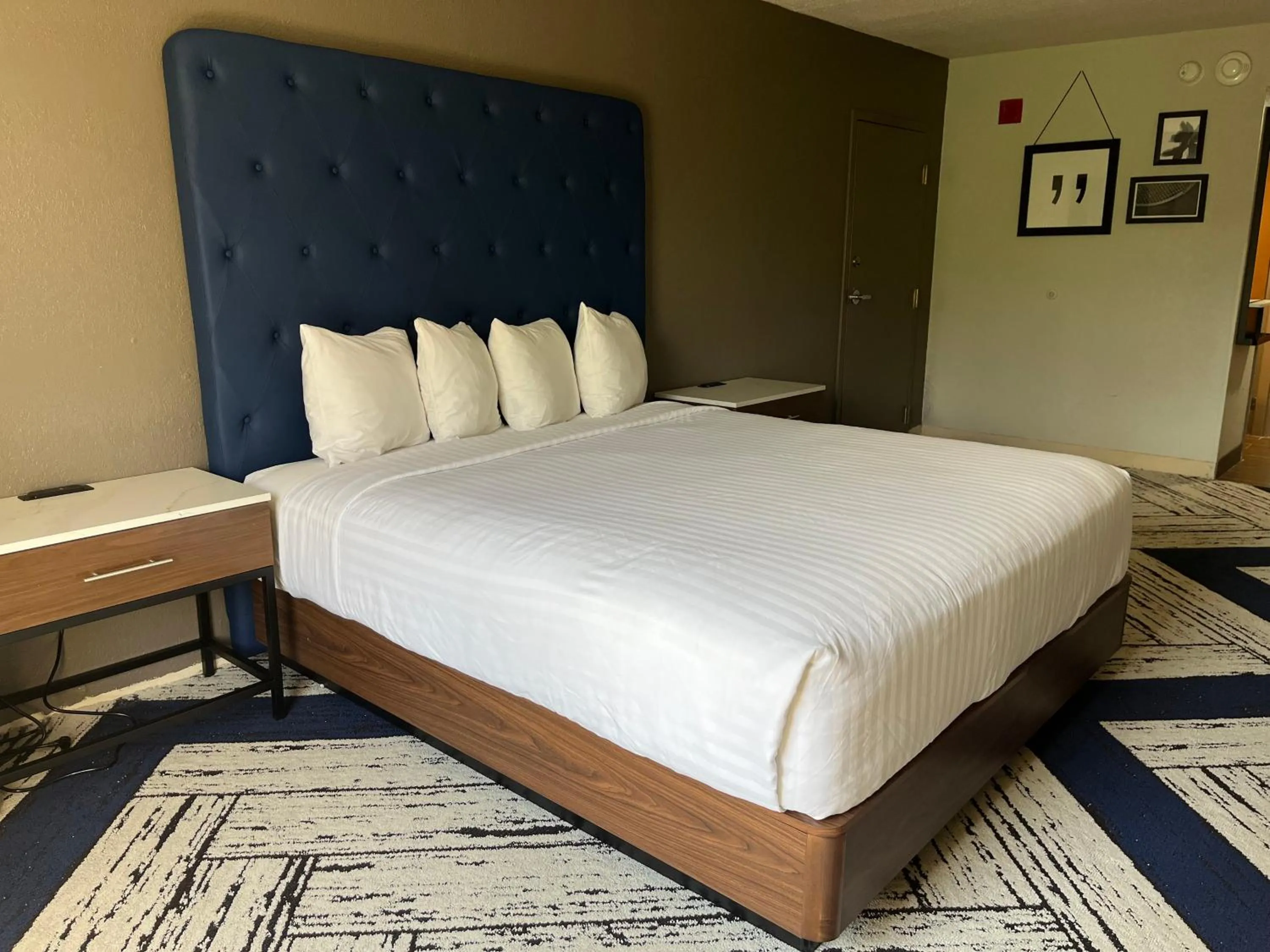 Photo of the whole room, Bed in Sky Point Hotel & Suites - Atlanta Airport