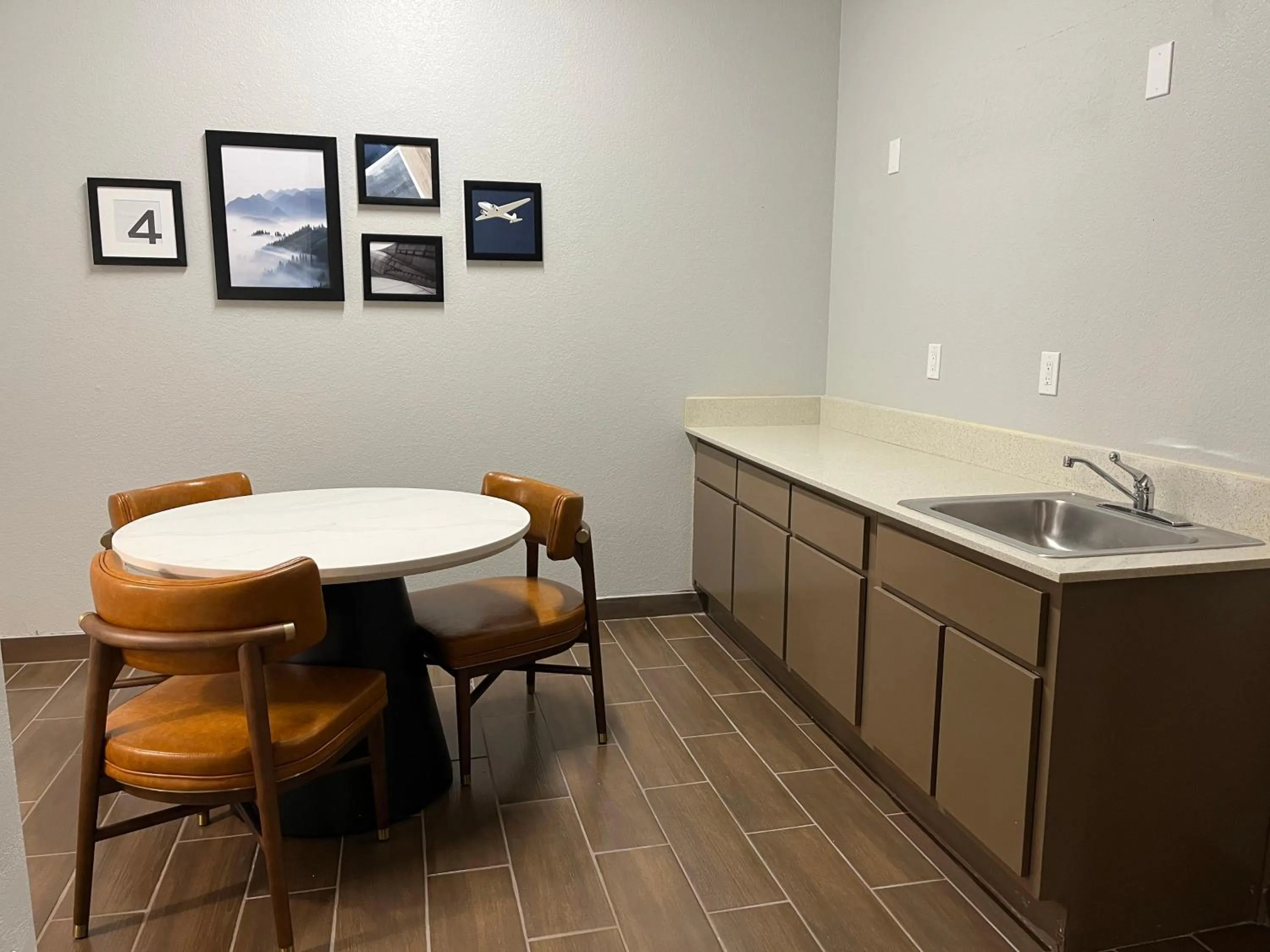 kitchen in Sky Point Hotel & Suites - Atlanta Airport