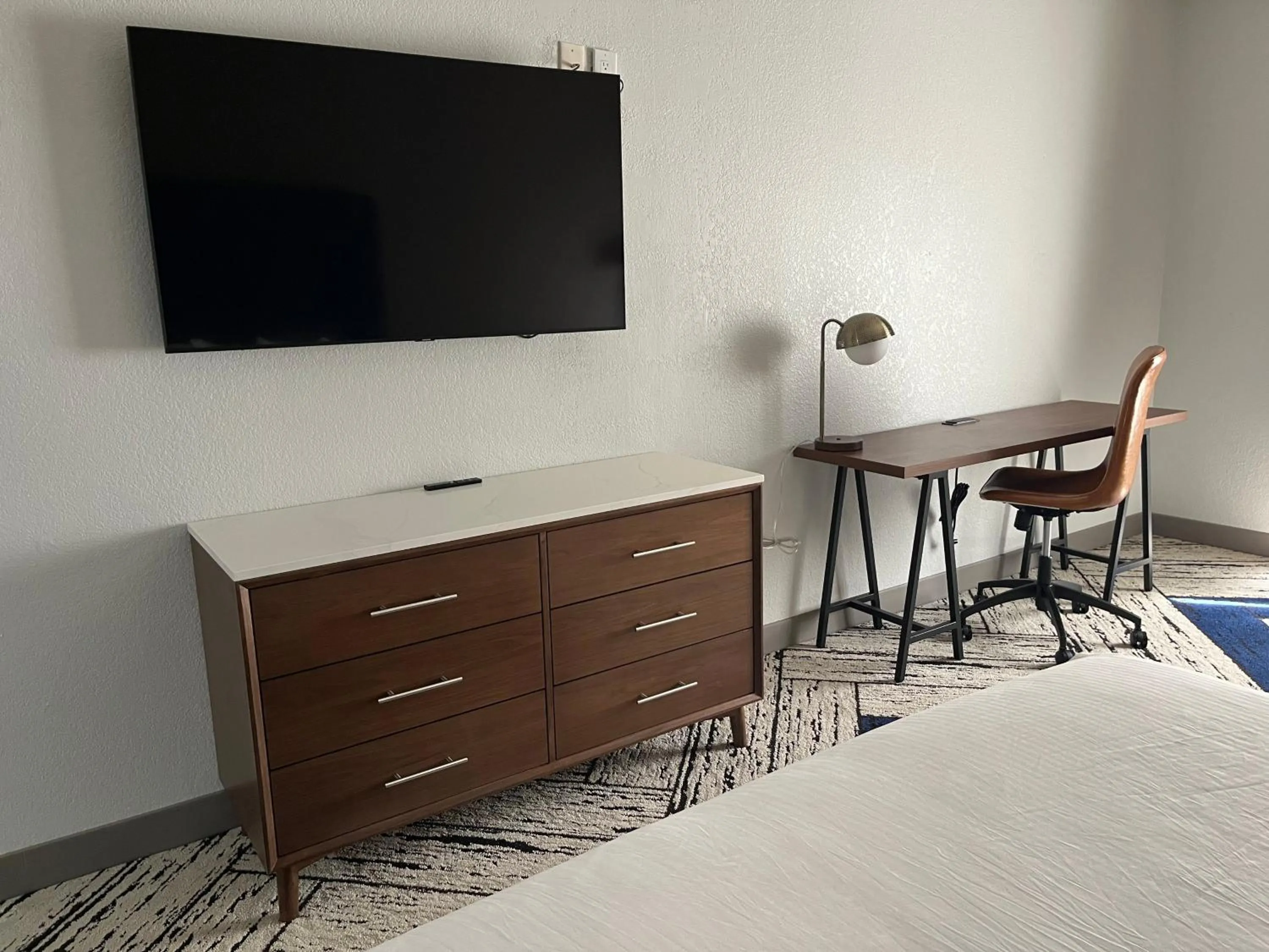 Photo of the whole room, Bed in Sky Point Hotel & Suites - Atlanta Airport