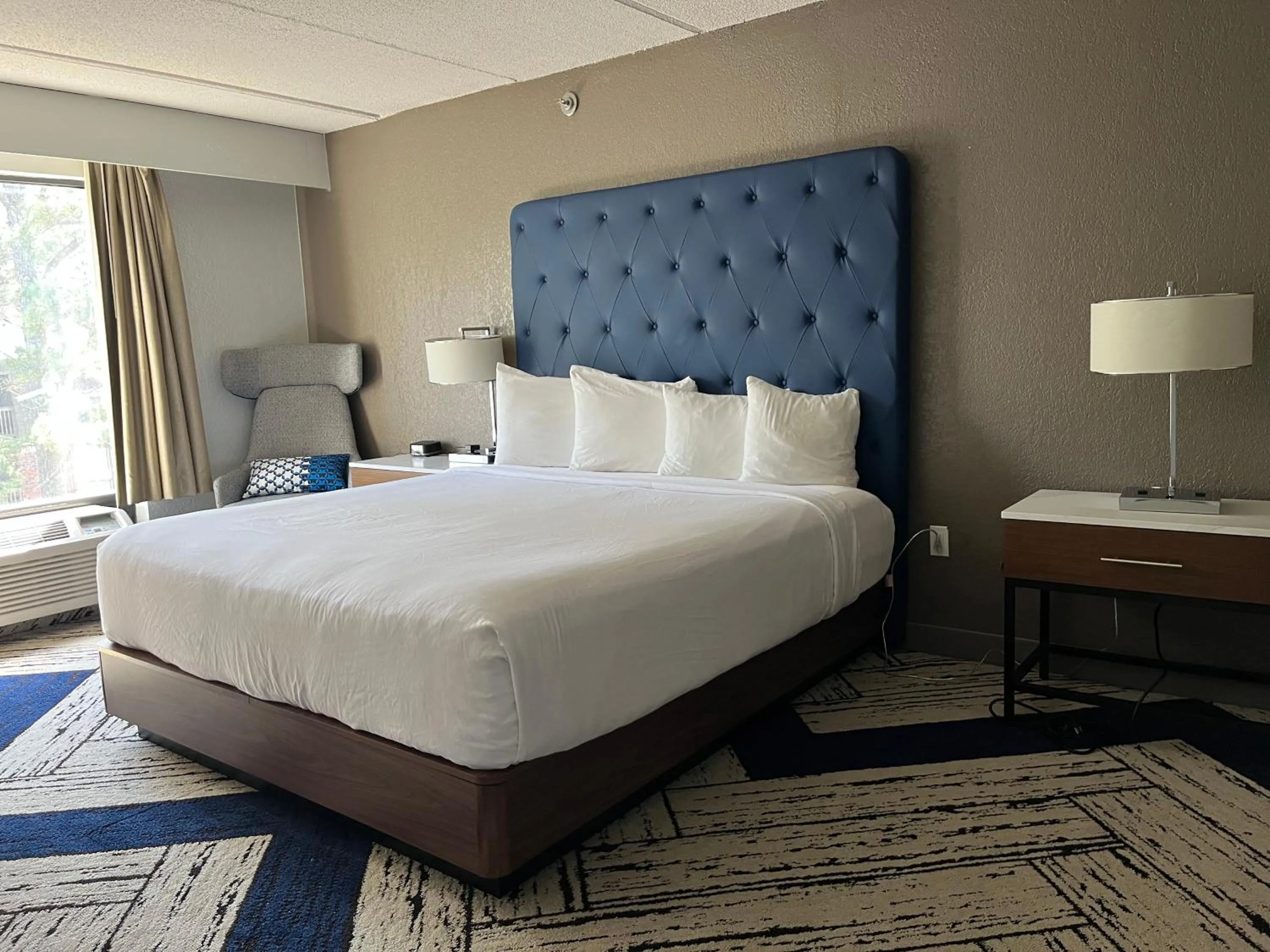 Photo of the whole room, Bed in Sky Point Hotel & Suites - Atlanta Airport