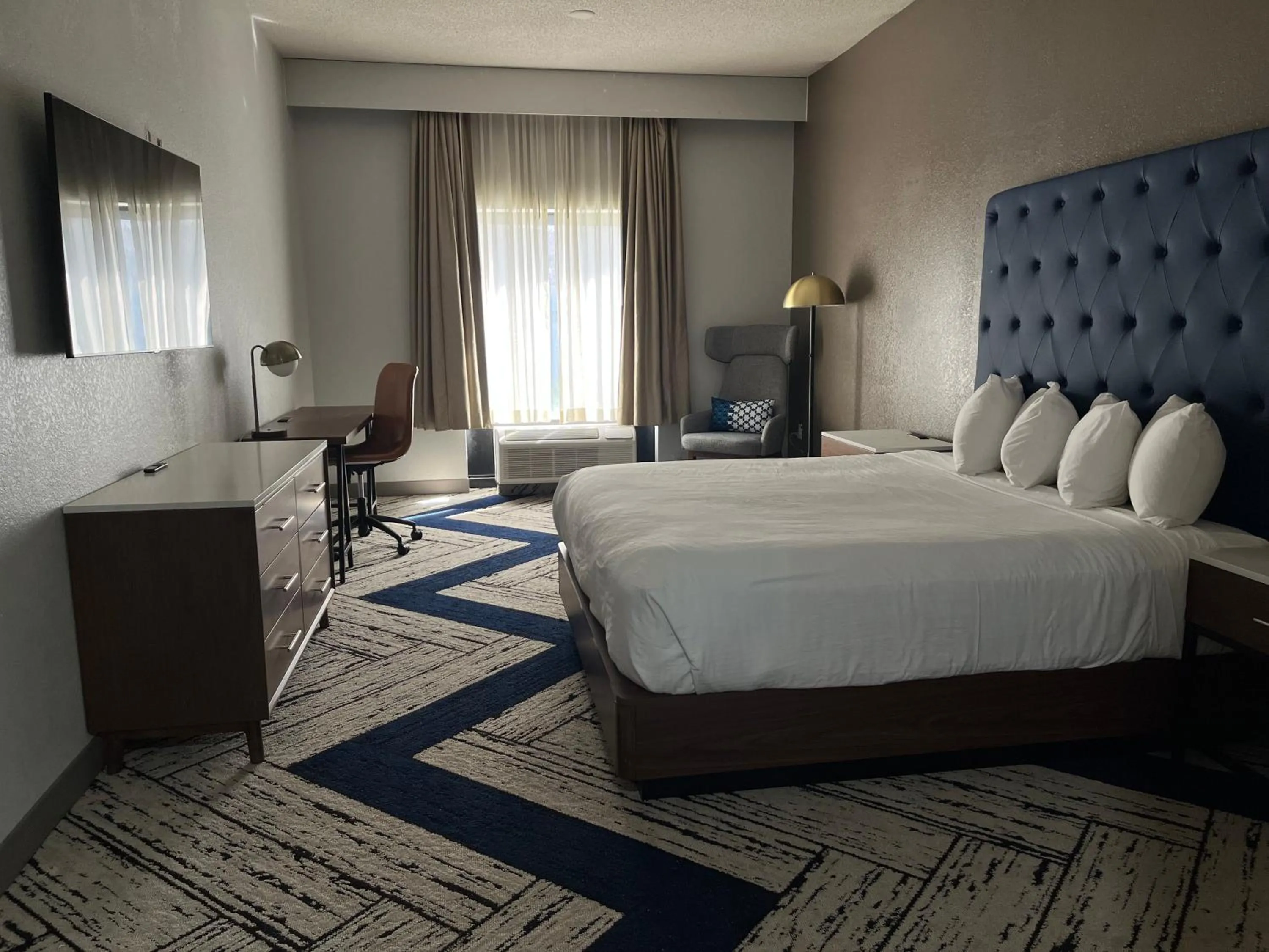 Photo of the whole room, Bed in Sky Point Hotel & Suites - Atlanta Airport