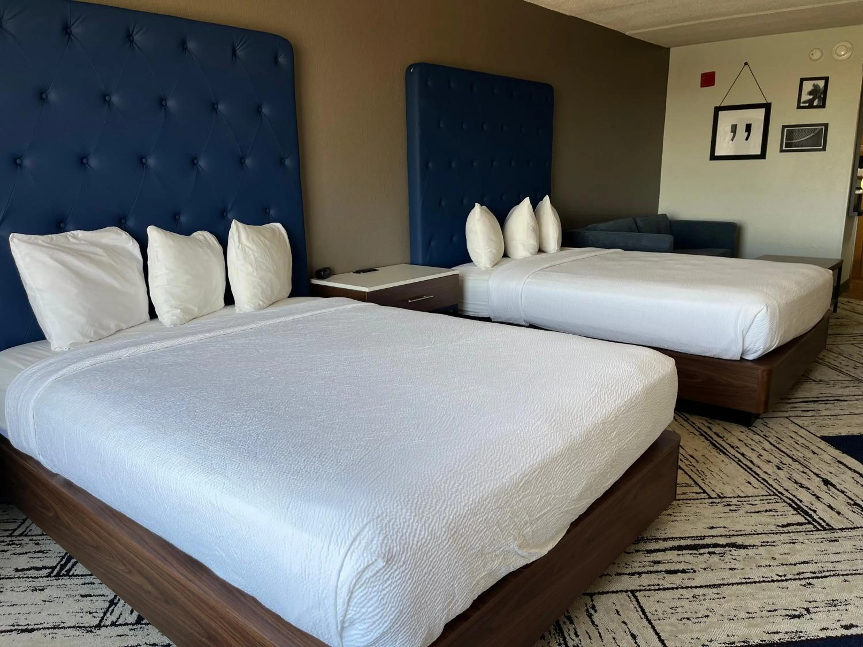 Photo of the whole room, Bed in Sky Point Hotel & Suites - Atlanta Airport