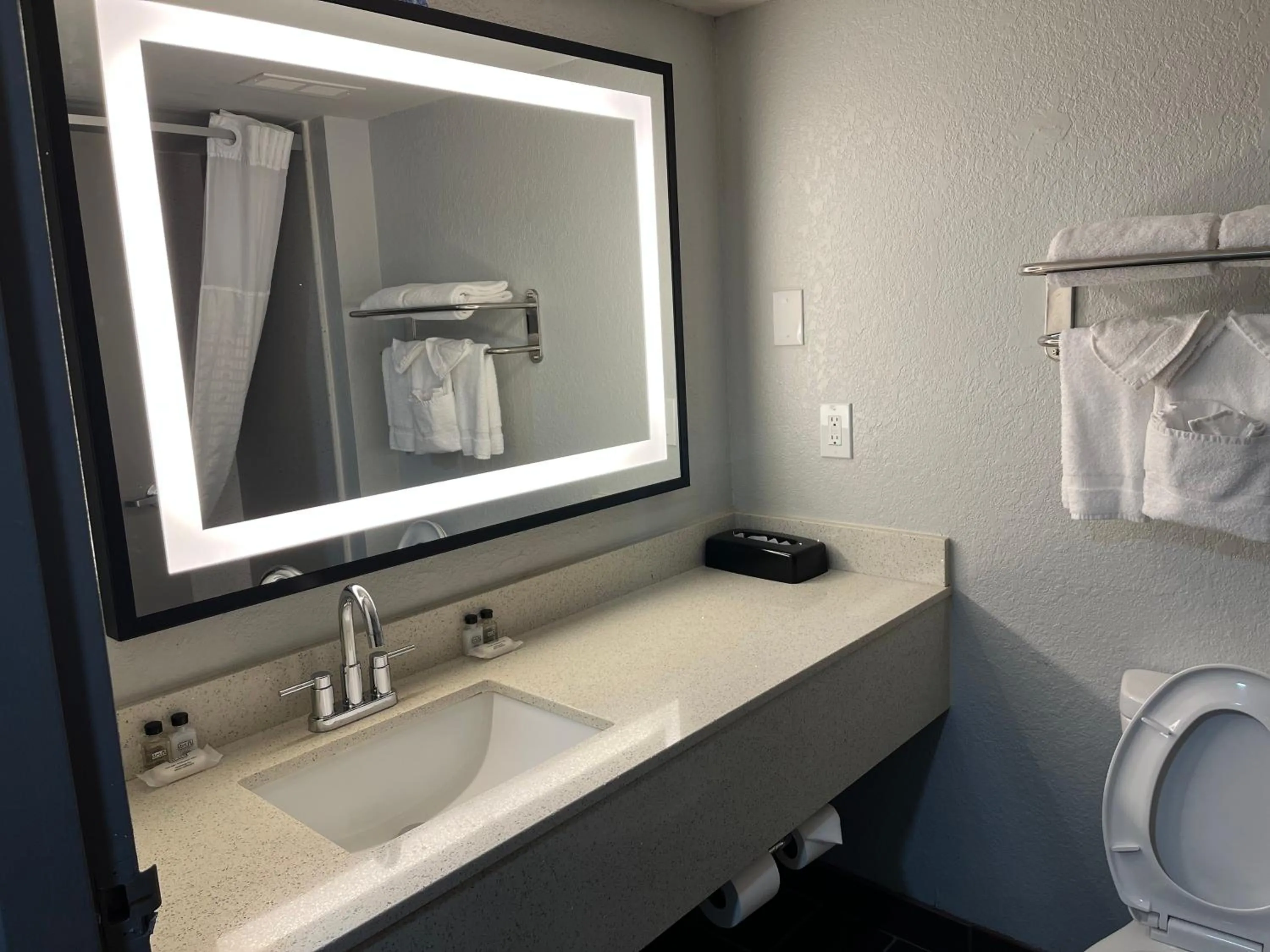 Bathroom in Sky Point Hotel & Suites - Atlanta Airport