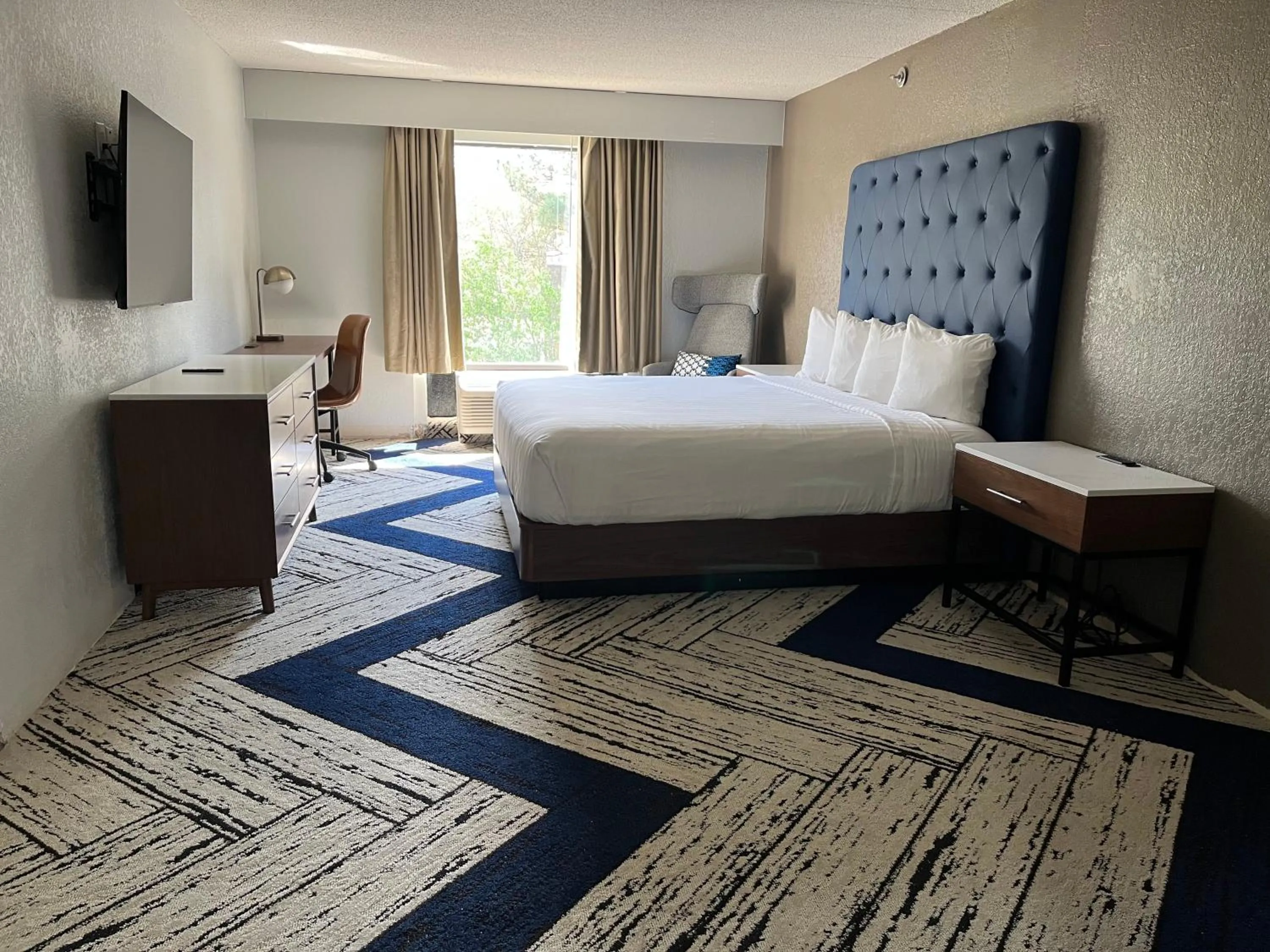 Photo of the whole room, Bed in Sky Point Hotel & Suites - Atlanta Airport