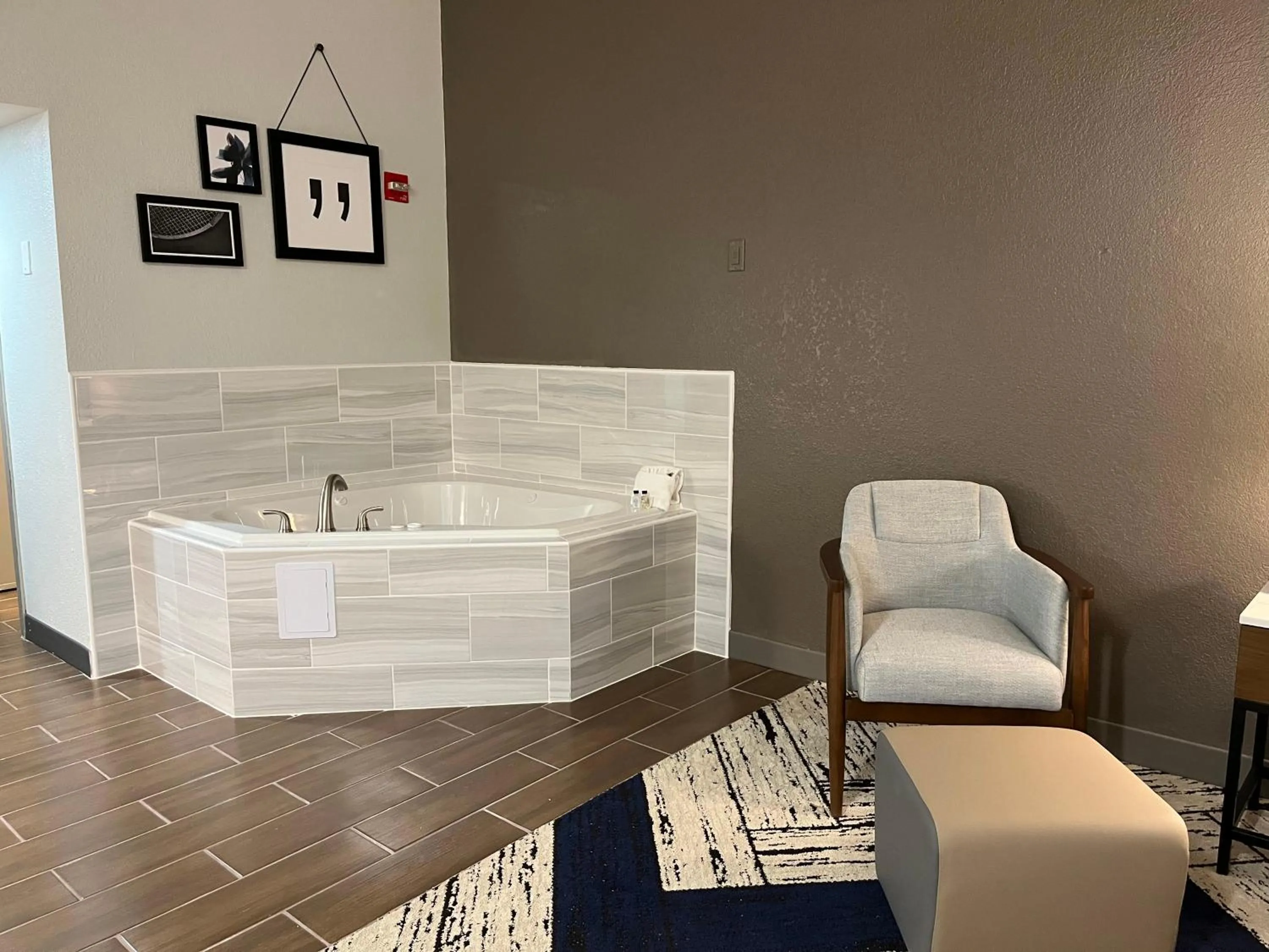 Hot Tub in Sky Point Hotel & Suites - Atlanta Airport