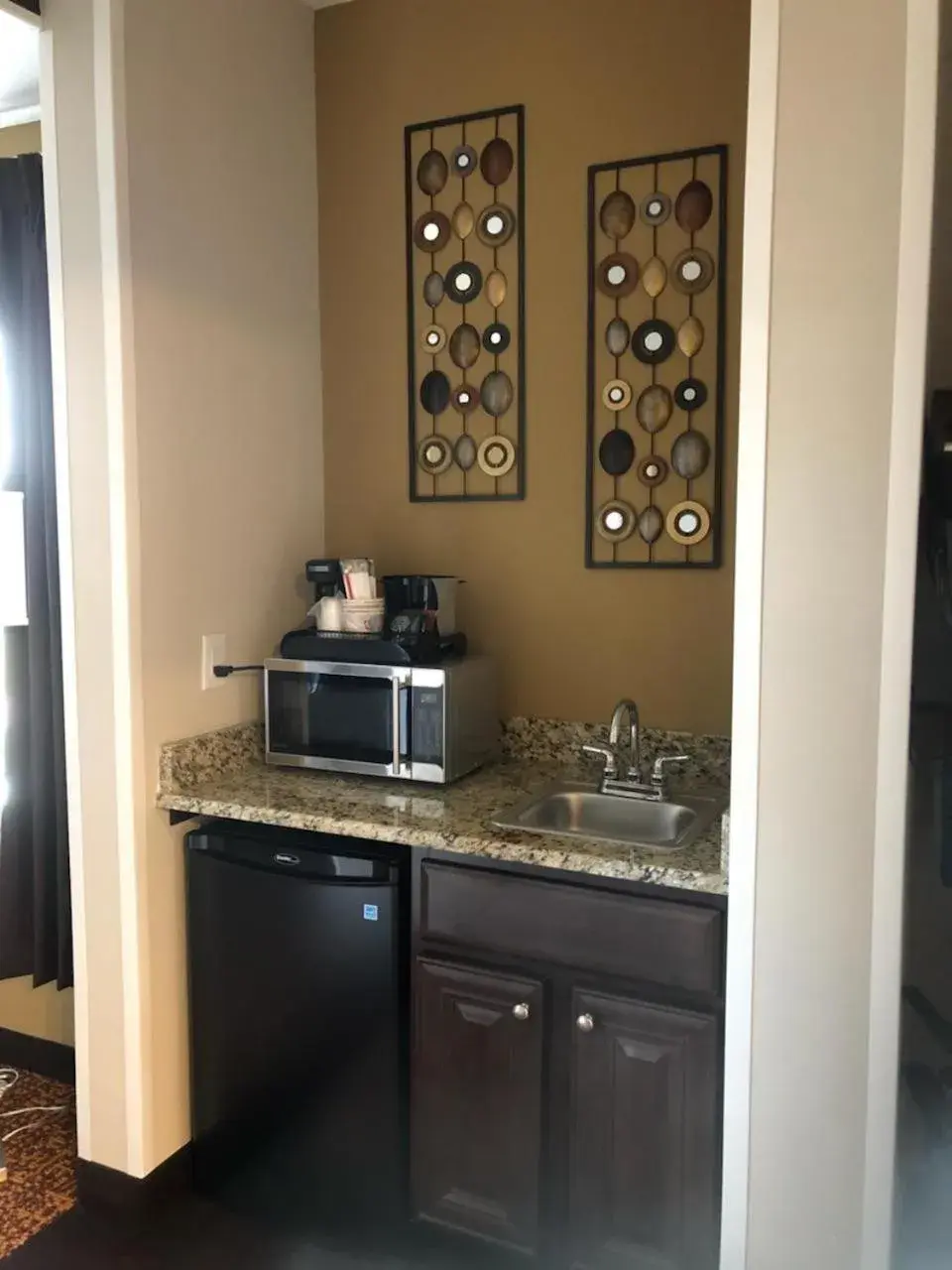 Queen Room/Wet Bar - Non-Smoking in Stonebrook Lodge Murphy Queen Room/Wet Bar - Non-Smoking in Stonebrook Lodge Murphy