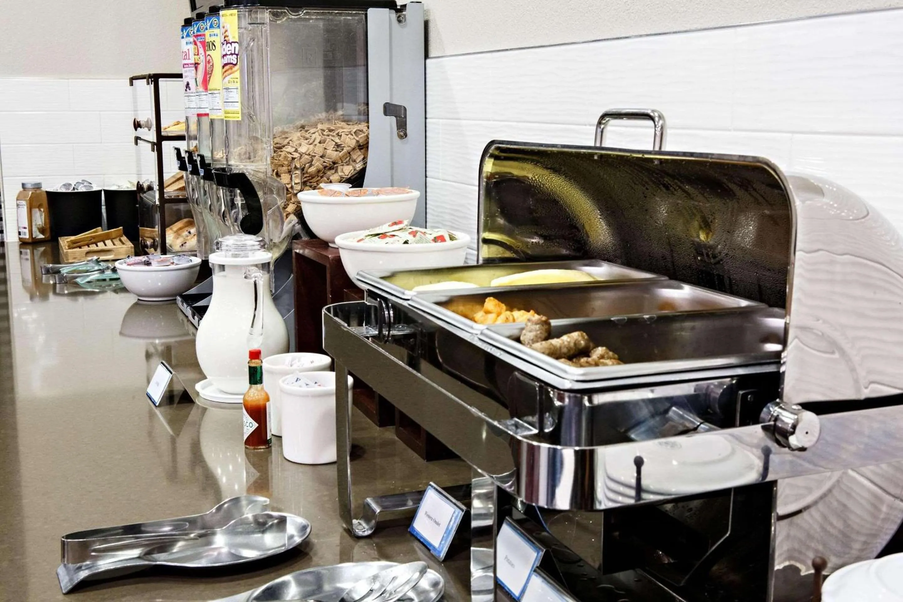 Breakfast in Country Inn & Suites by Radisson, Harrisburg West Mechanicsburg