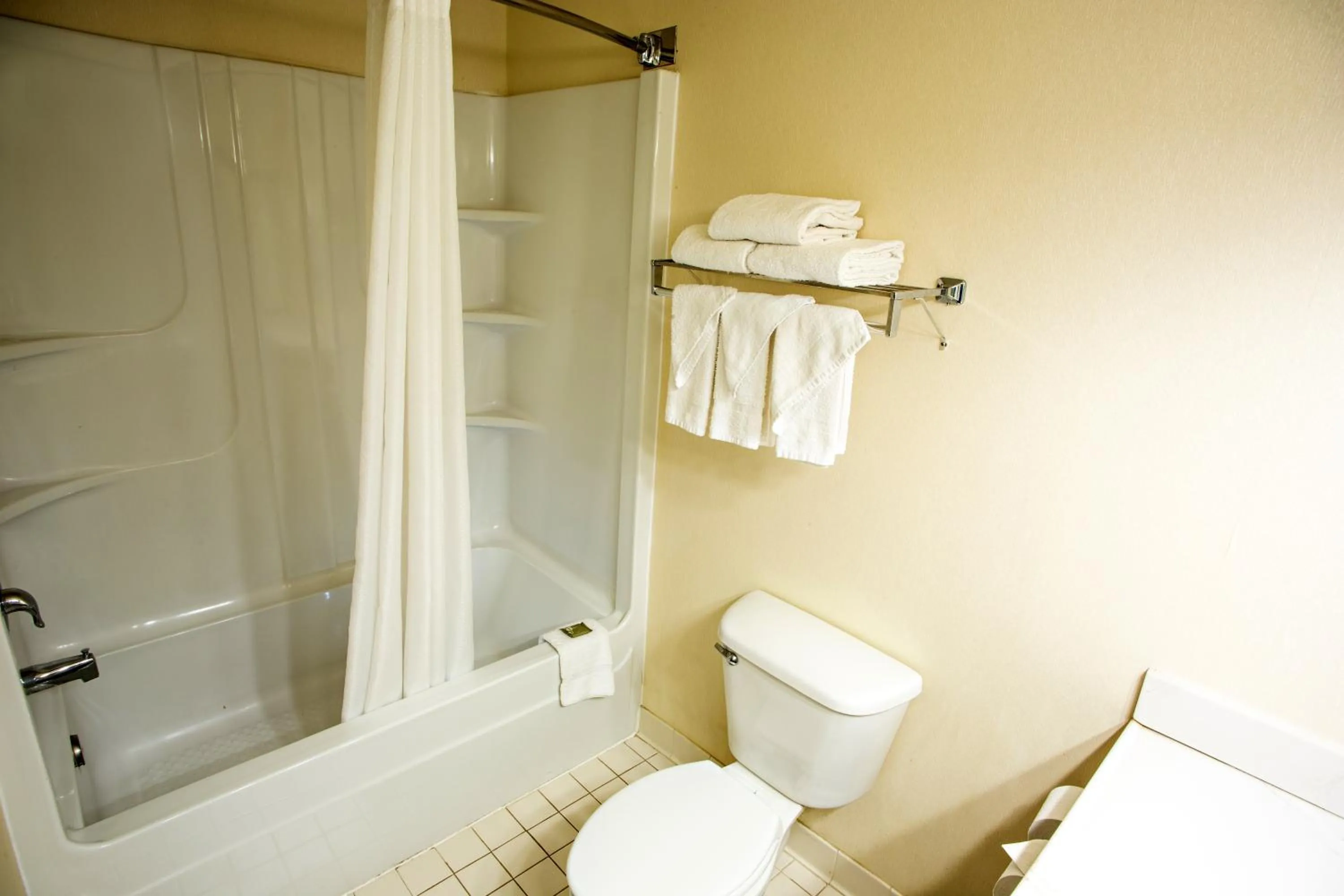 Bathroom in Country Inn & Suites by Radisson, Harrisburg West Mechanicsburg