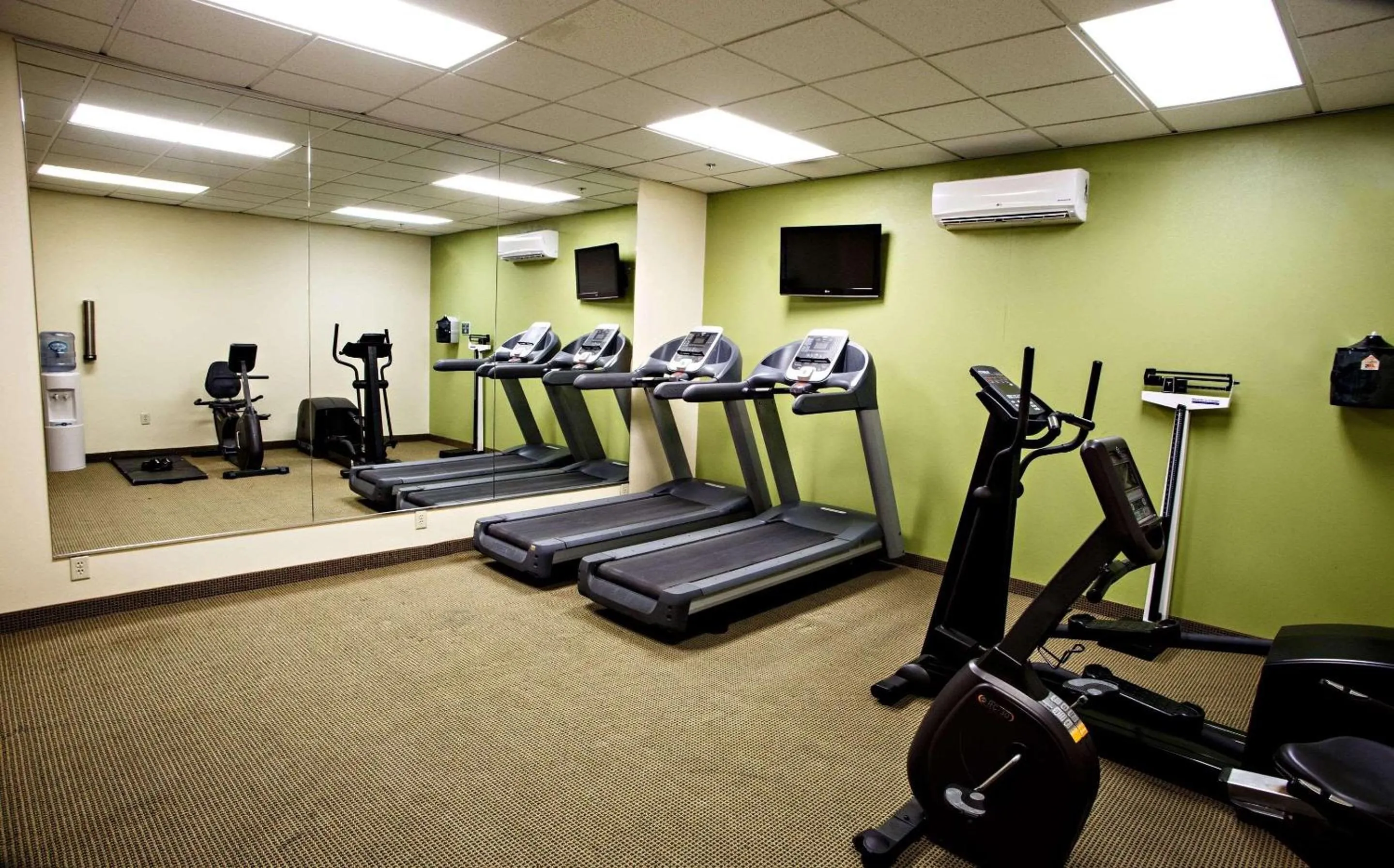 Fitness centre/facilities in Country Inn & Suites by Radisson, Harrisburg West Mechanicsburg