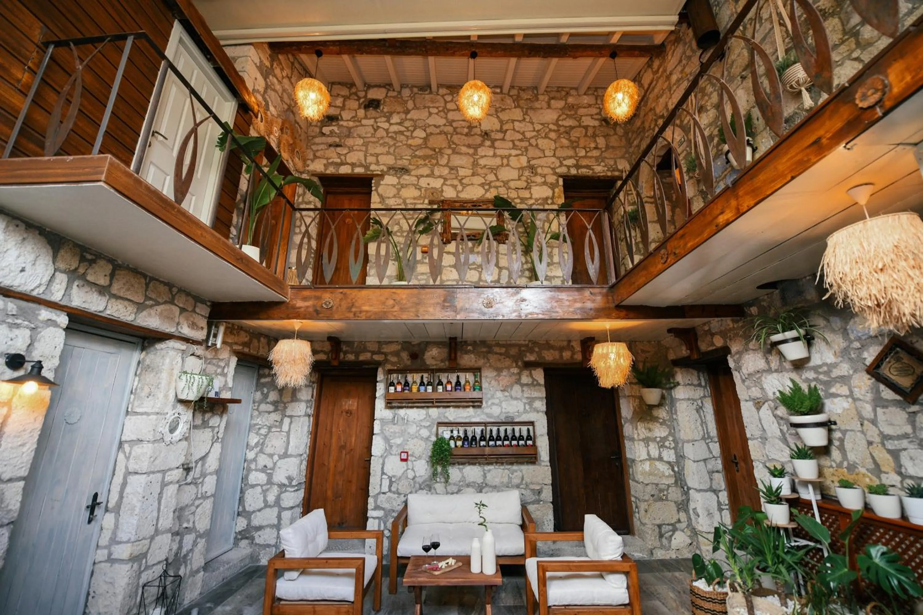 Inner courtyard view in Mahzen Alaçatı