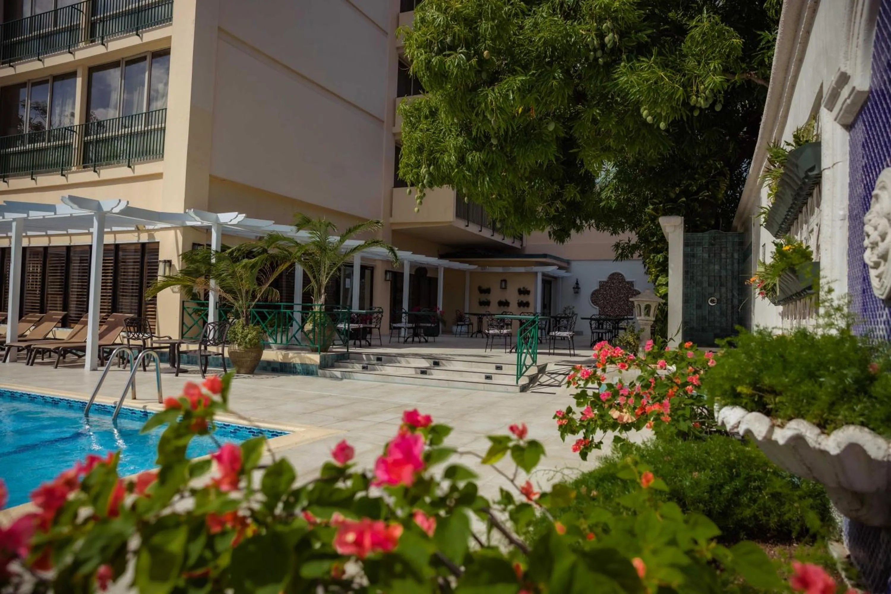 Patio in Courtleigh Hotel & Suites