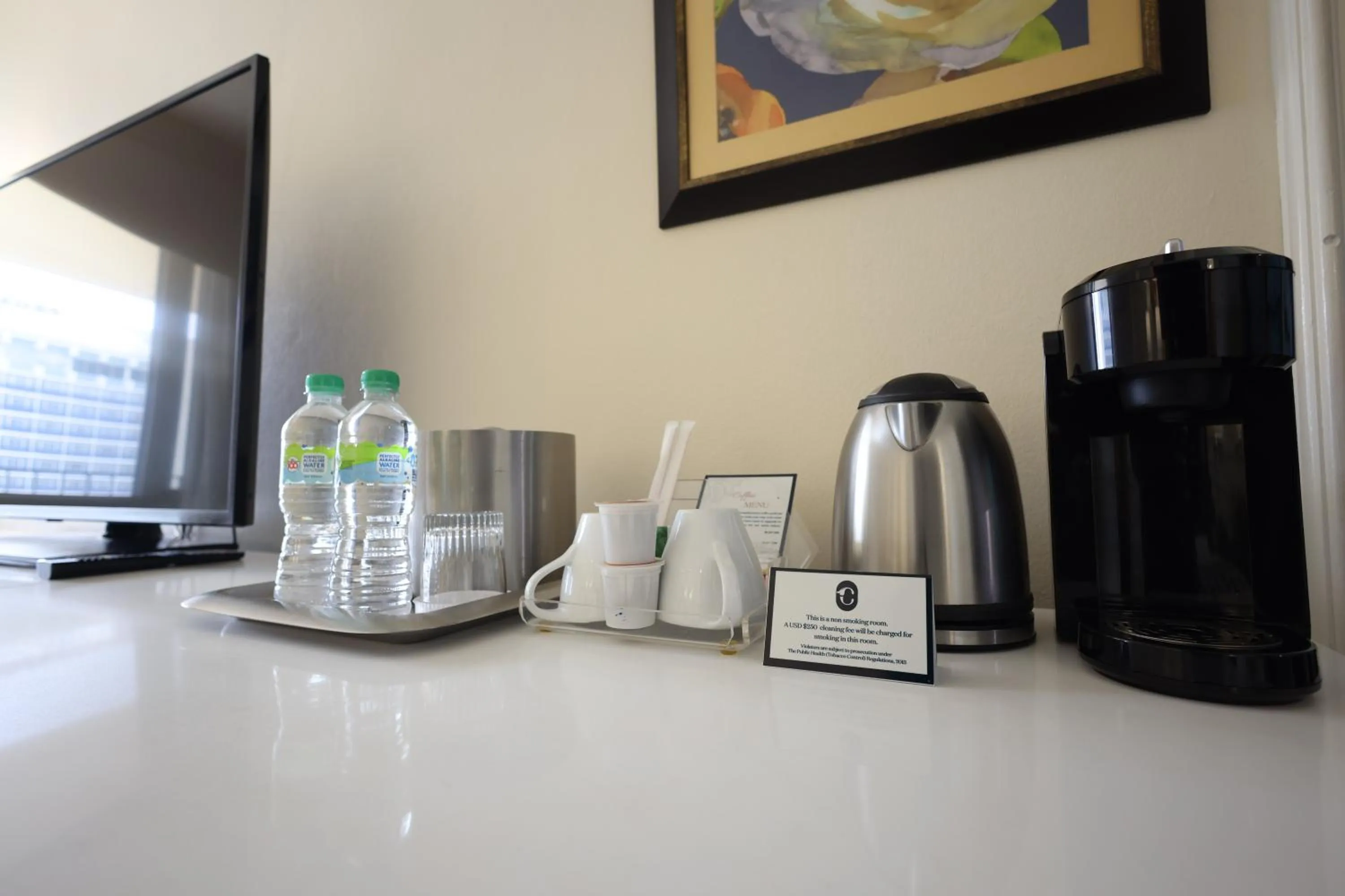 Coffee/tea facilities in Courtleigh Hotel & Suites