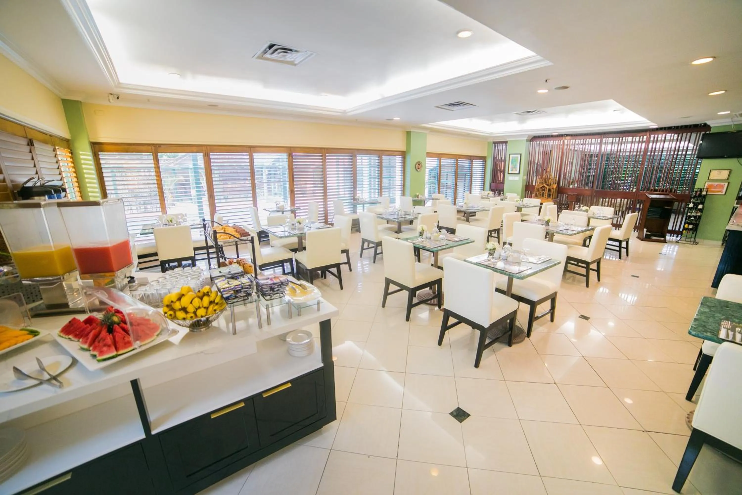 Restaurant/places to eat in Courtleigh Hotel & Suites