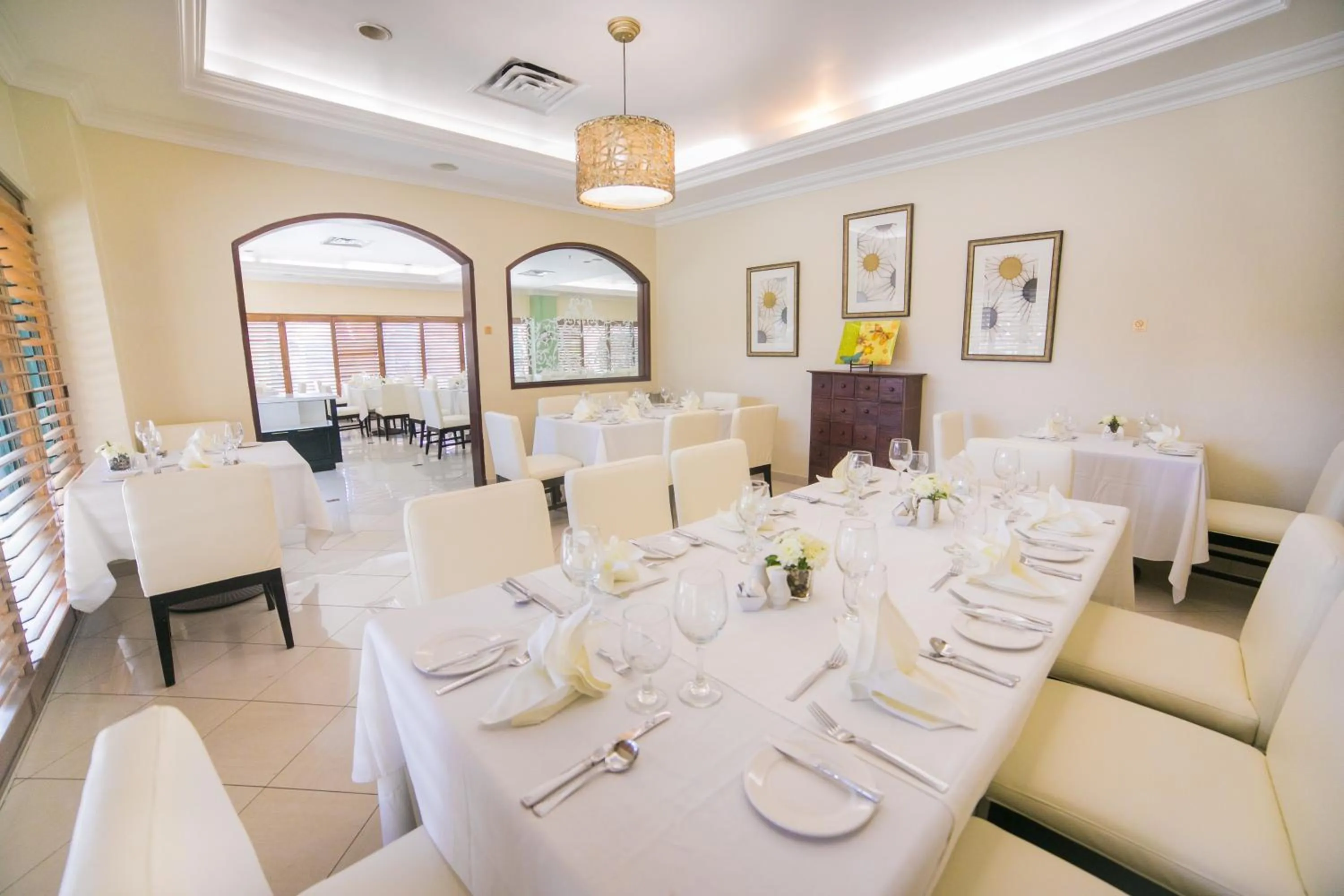 Restaurant/places to eat in Courtleigh Hotel & Suites