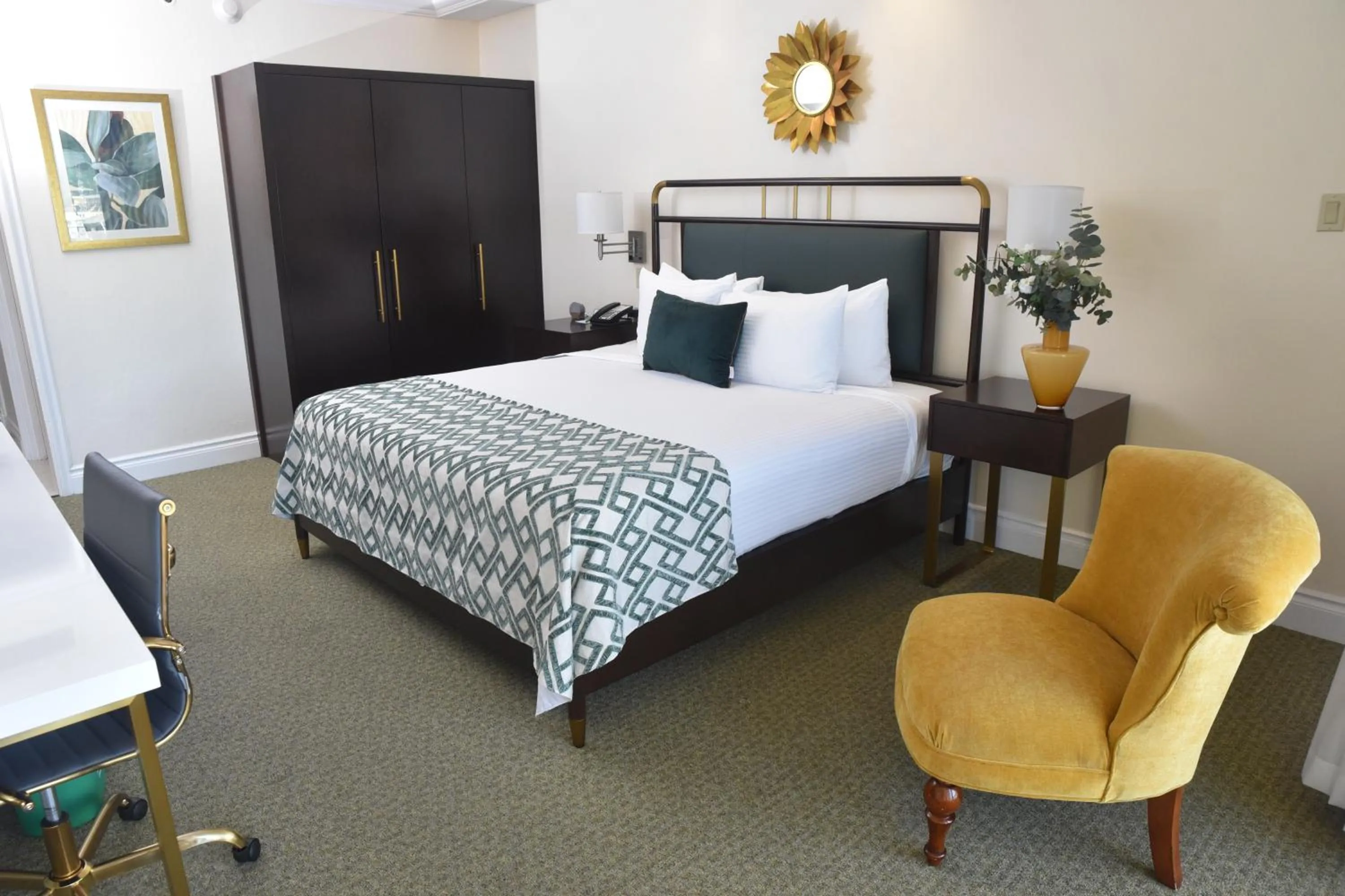 Bedroom, Bed in Courtleigh Hotel & Suites