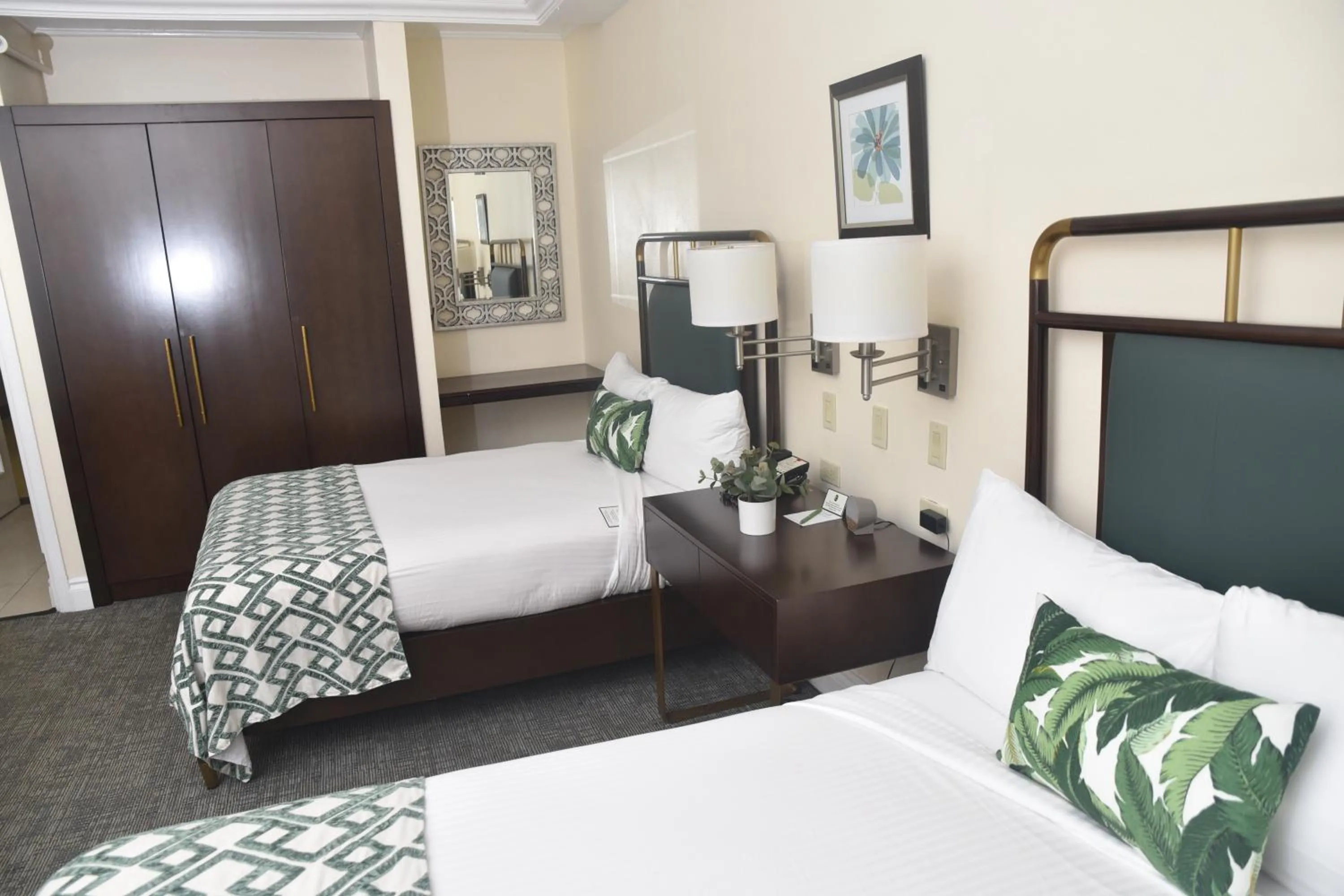 Bathroom, Bed in Courtleigh Hotel & Suites