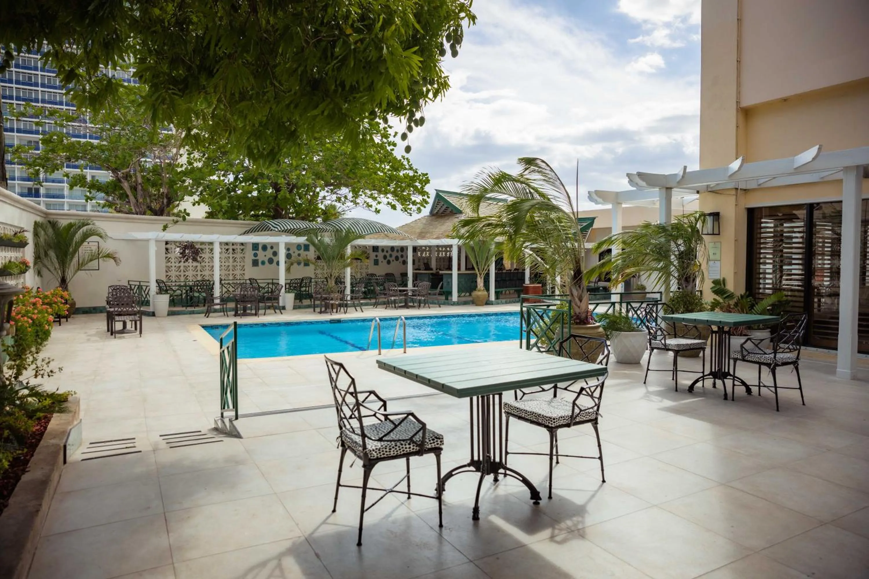 Lounge or bar in Courtleigh Hotel & Suites