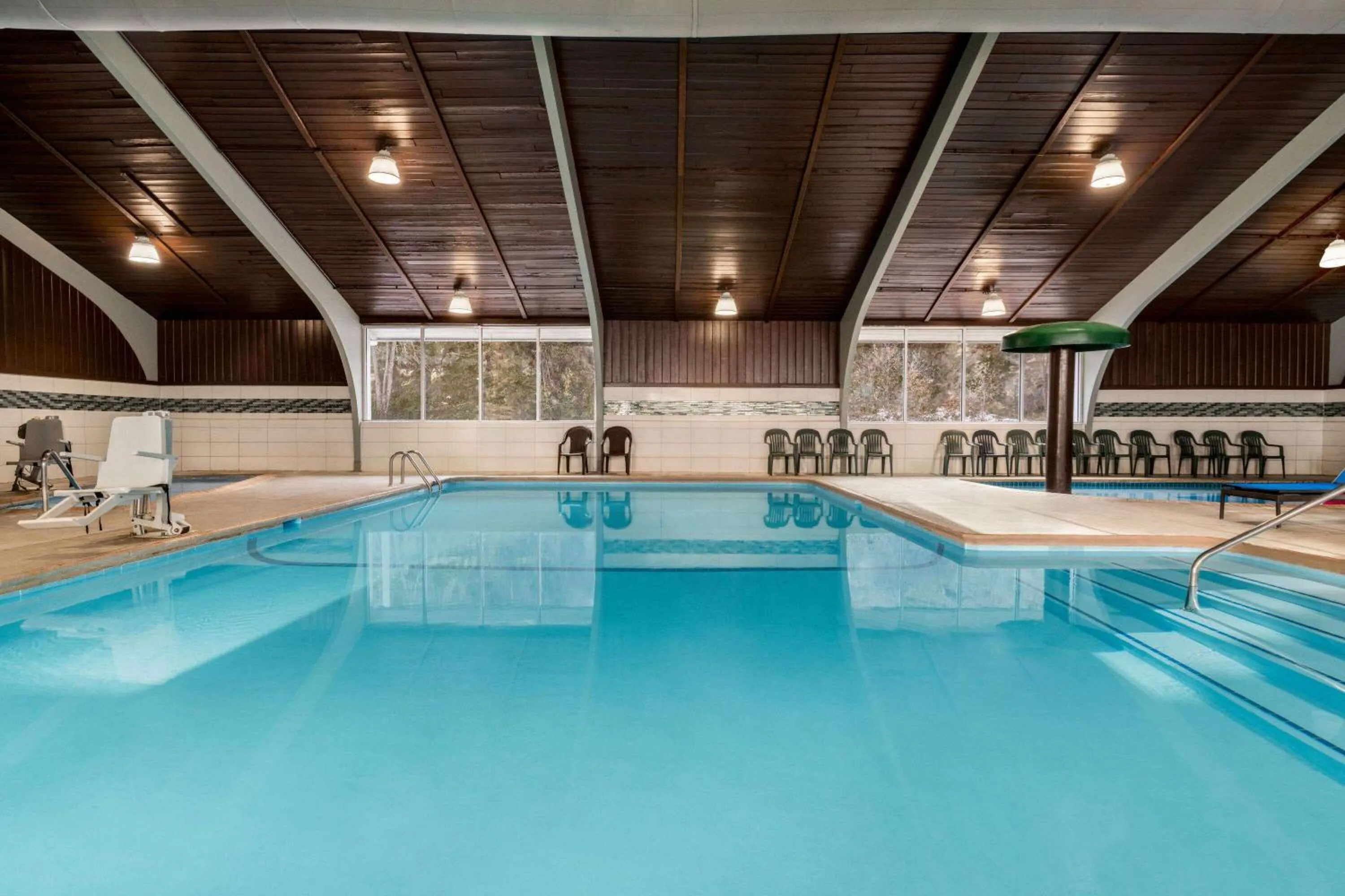 Swimming pool in Rochester Hotel & Suites - Mayo Clinic Area