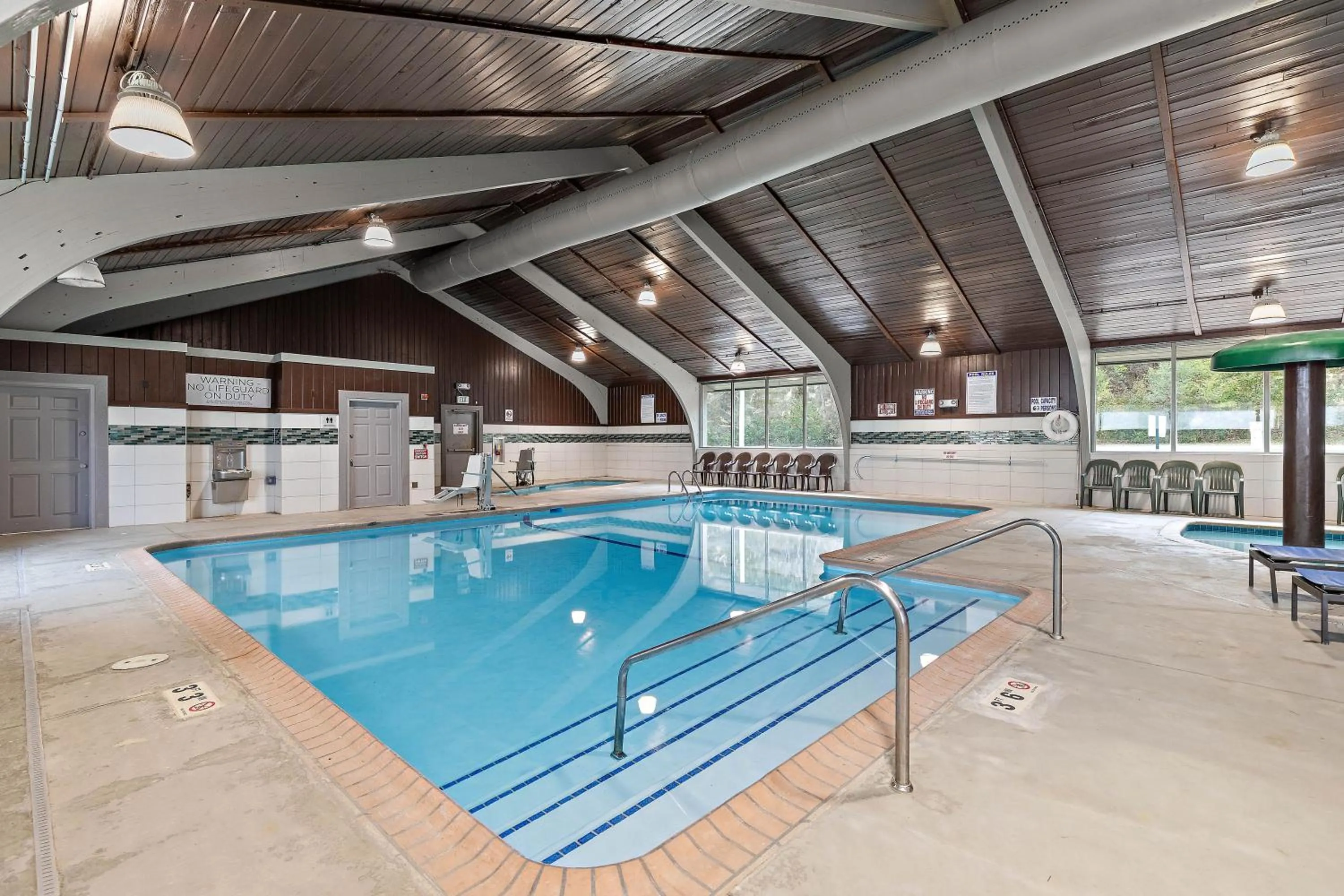 Swimming pool in Rochester Hotel & Suites - Mayo Clinic Area