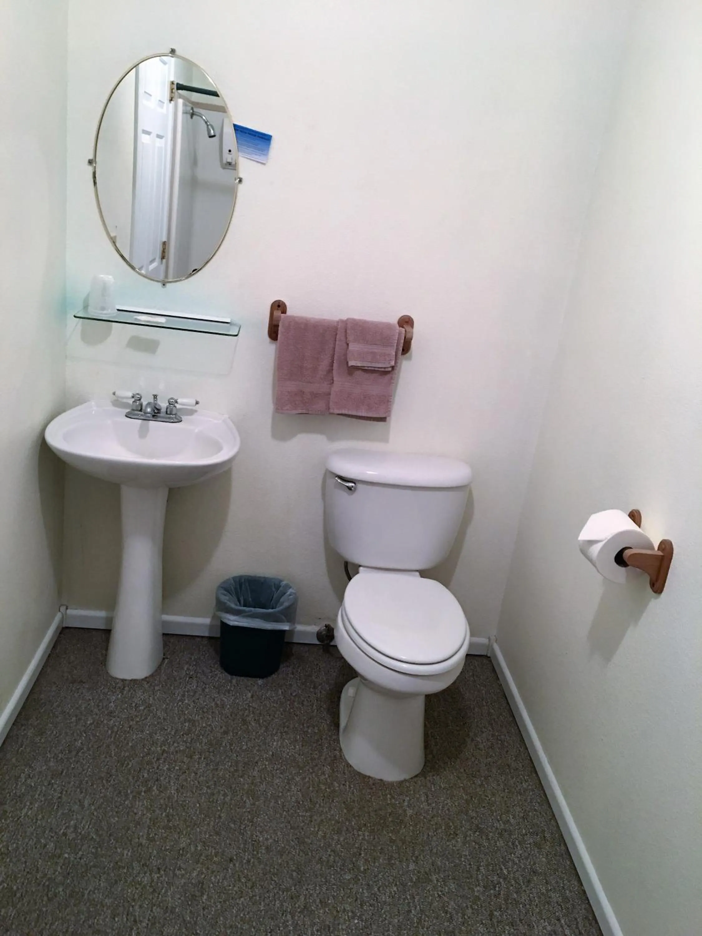 Bathroom in Hunters Lodge Motel