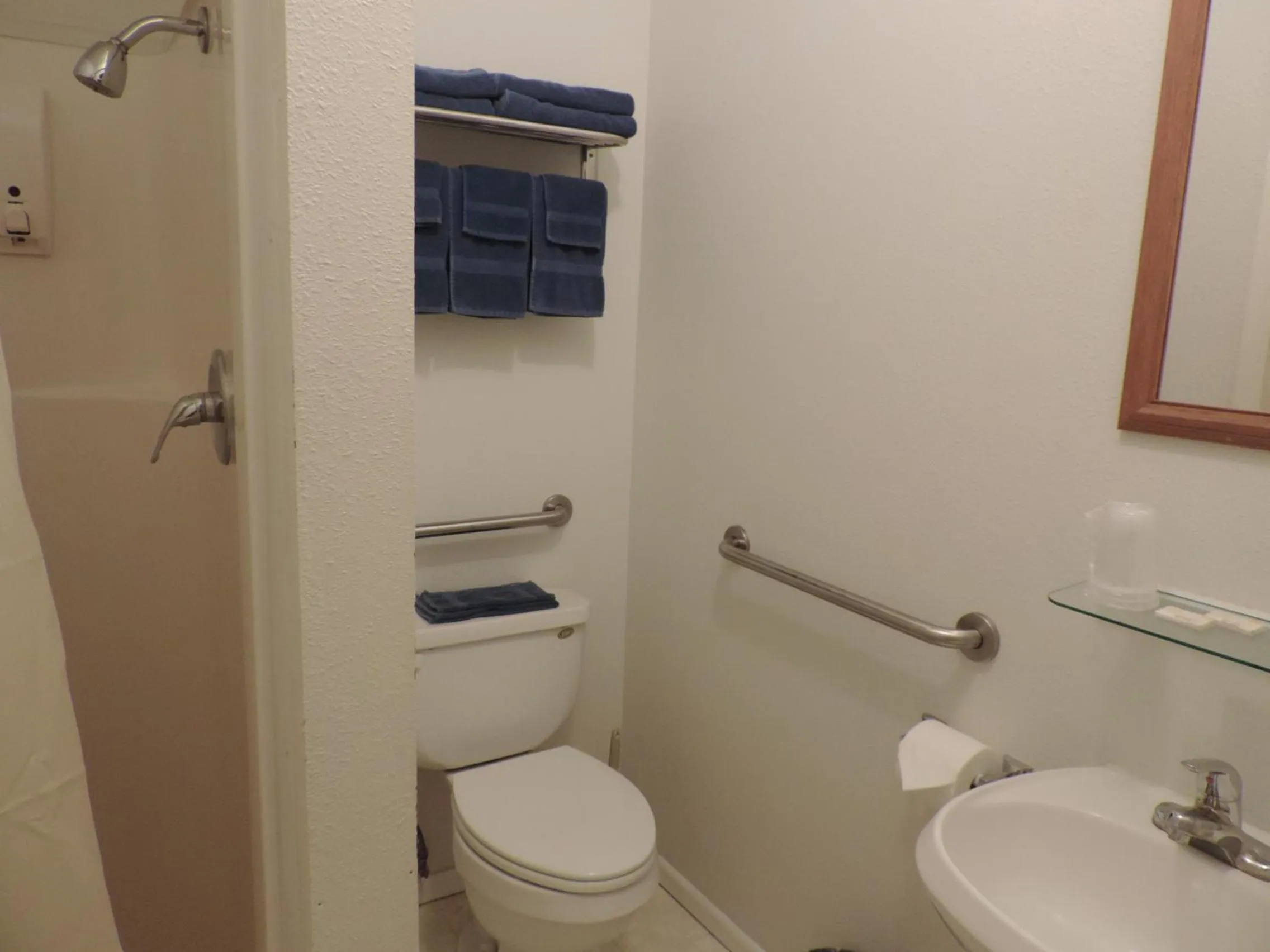 Bathroom in Hunters Lodge Motel