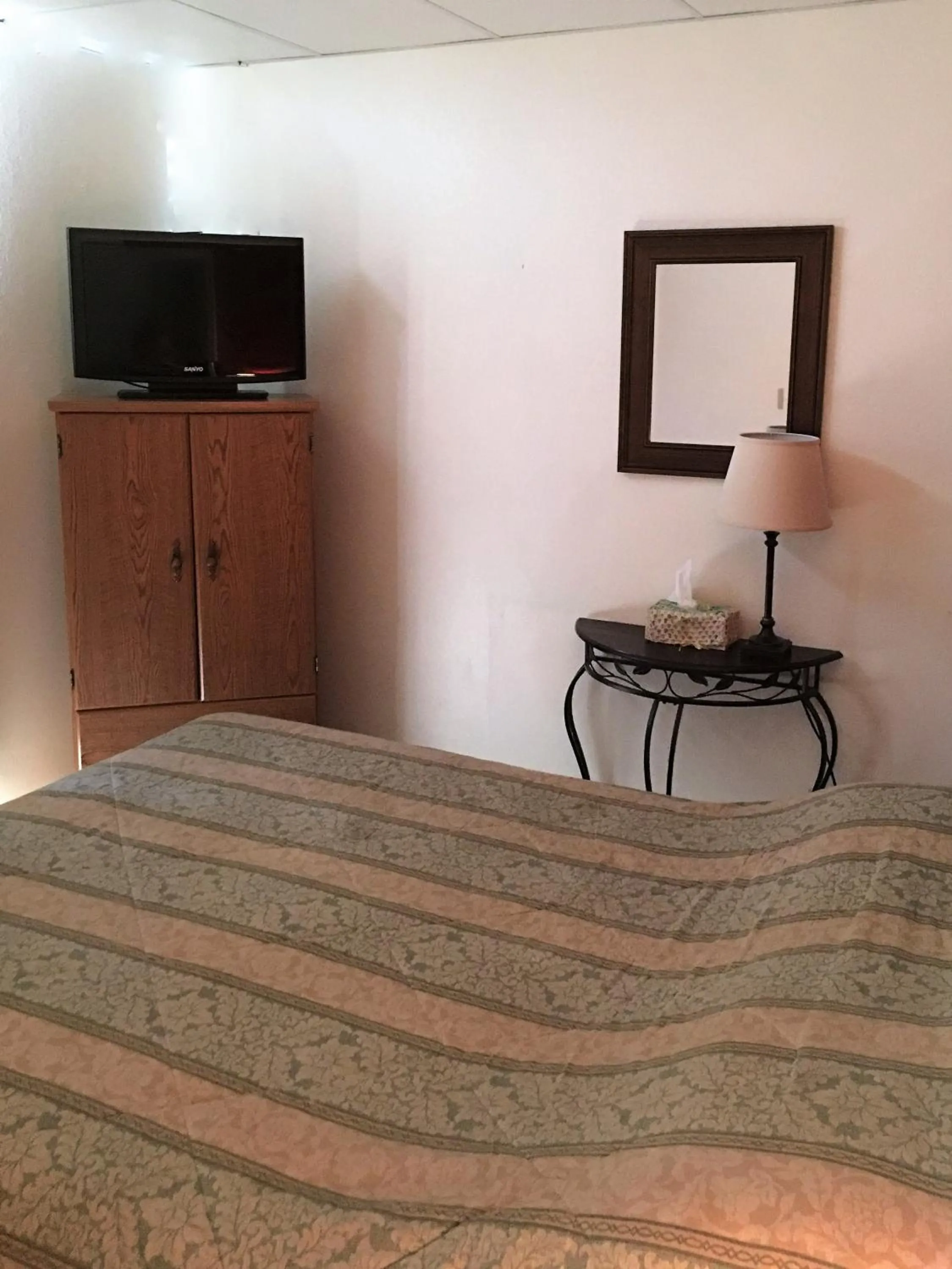 Bed in Hunters Lodge Motel