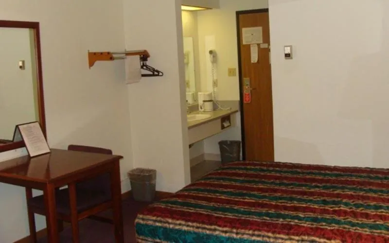 Photo of the whole room, Bed in USA Inns of America