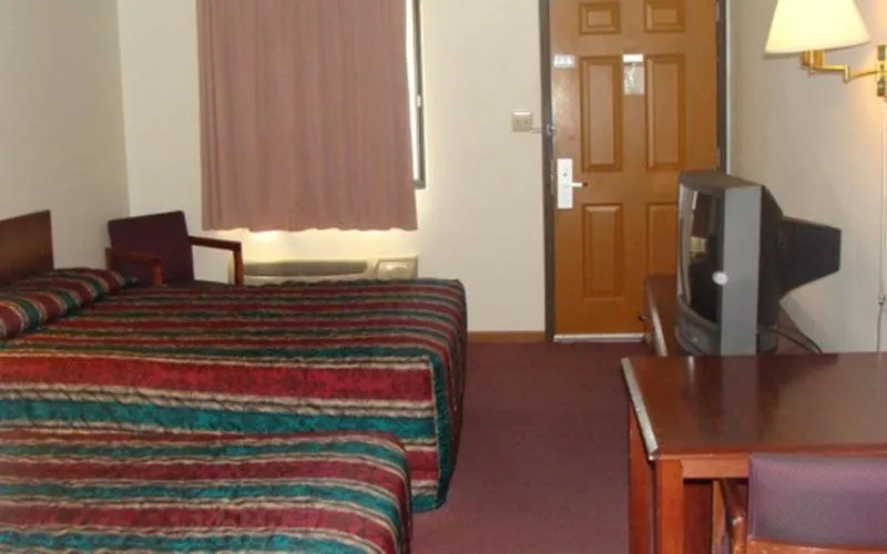 Photo of the whole room, Bed in USA Inns of America