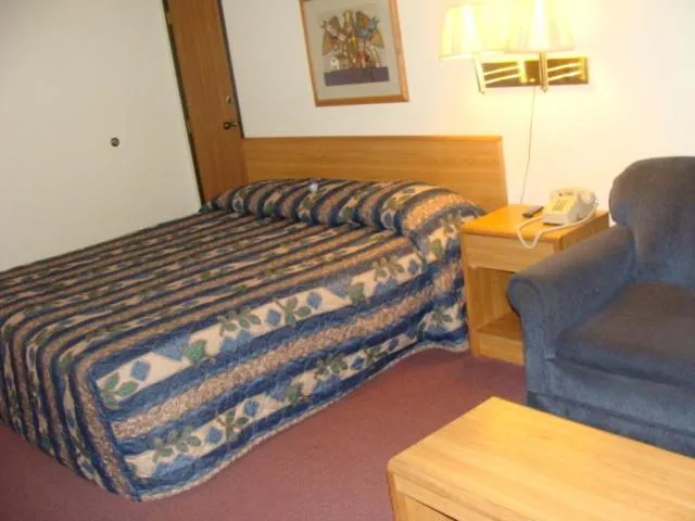 Photo of the whole room, Bed in USA Inns of America
