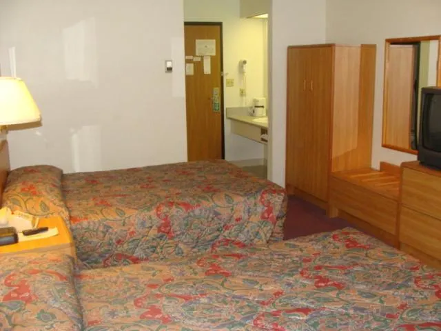 Photo of the whole room in USA Inns of America