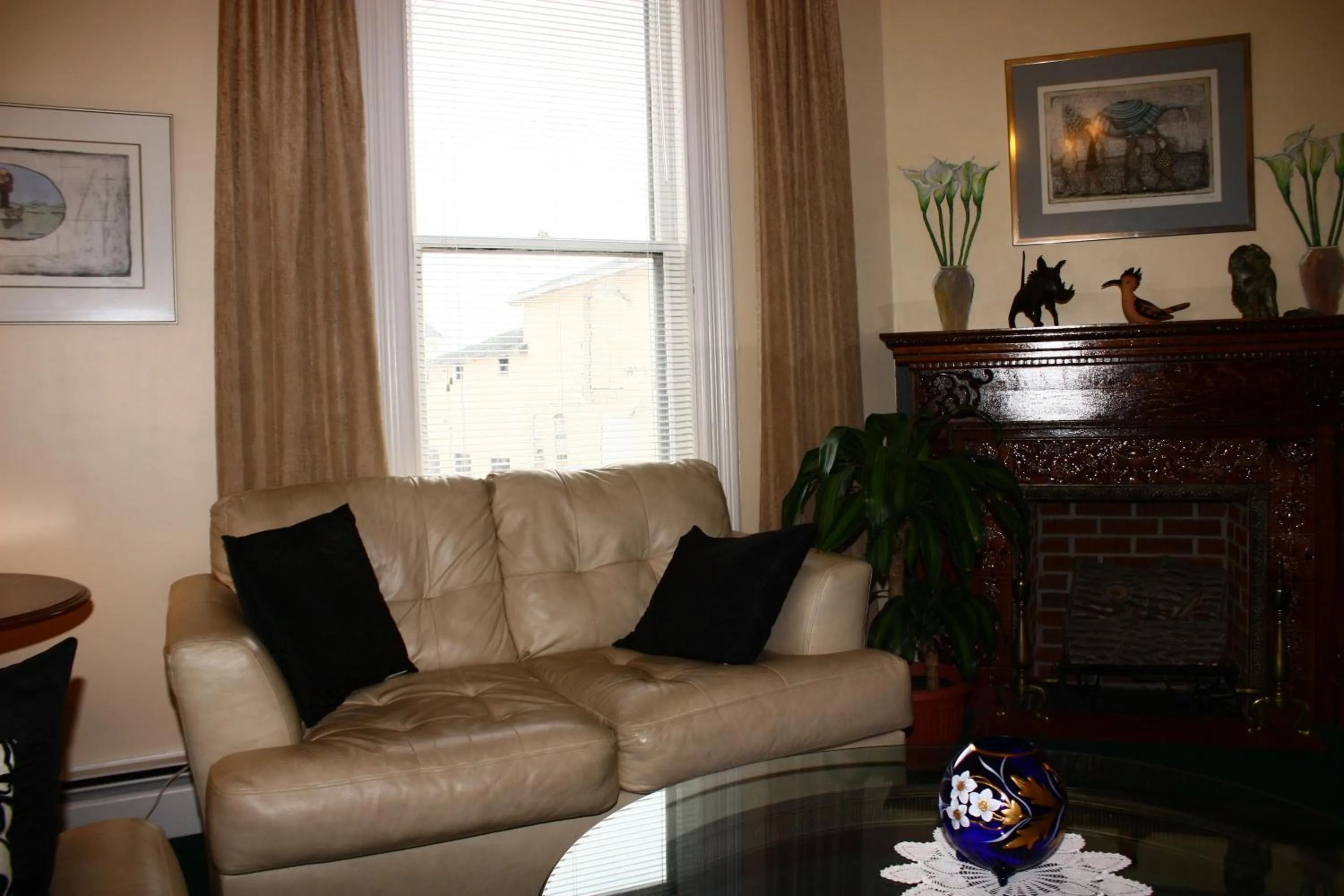 Communal lounge/ TV room in Come from Away B&B