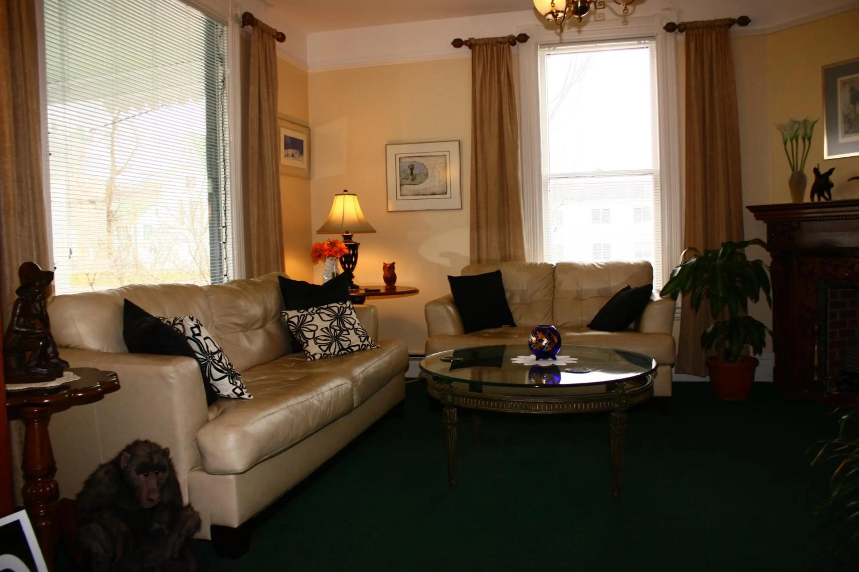 Communal lounge/ TV room in Come from Away B&B