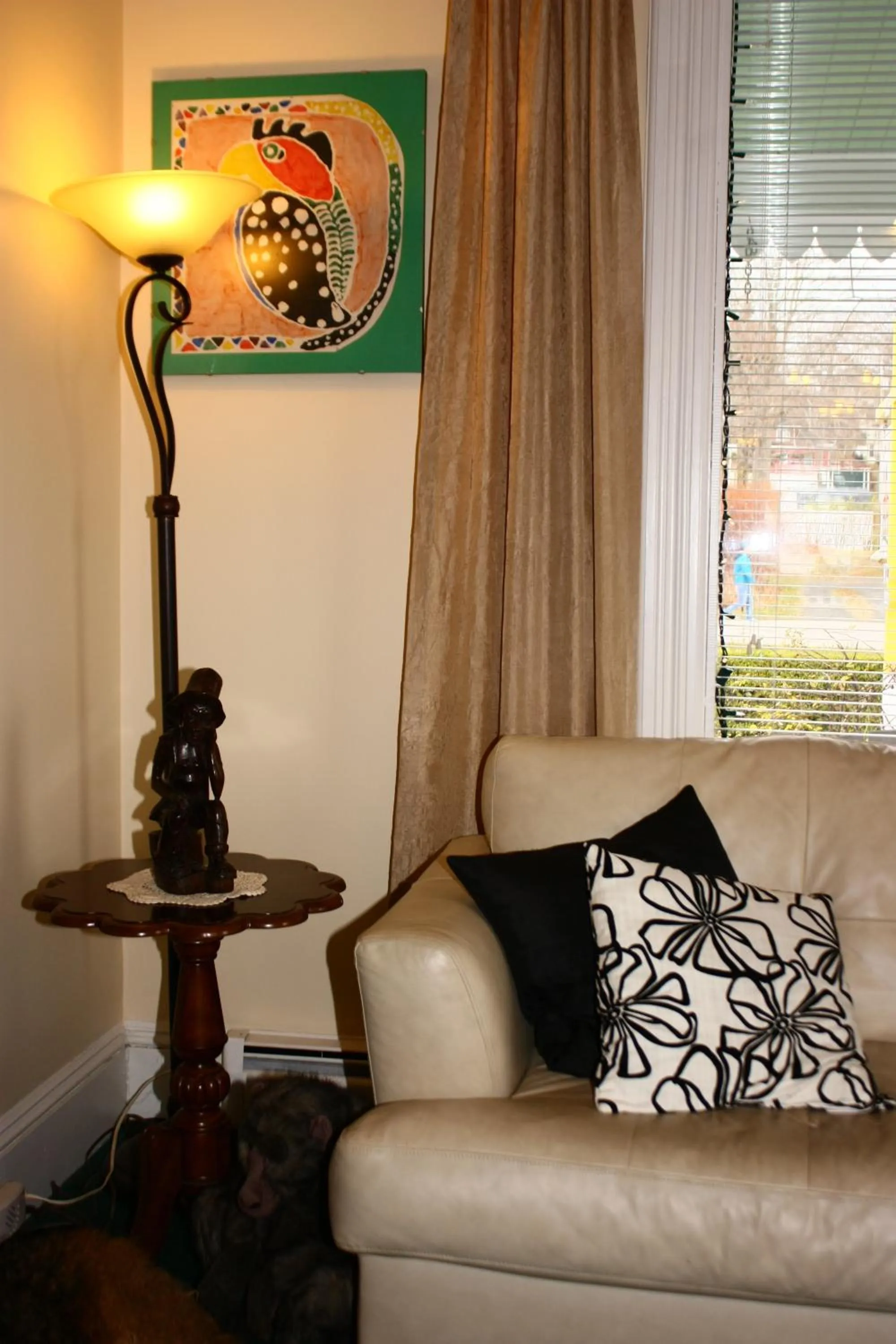 Communal lounge/ TV room in Come from Away B&B