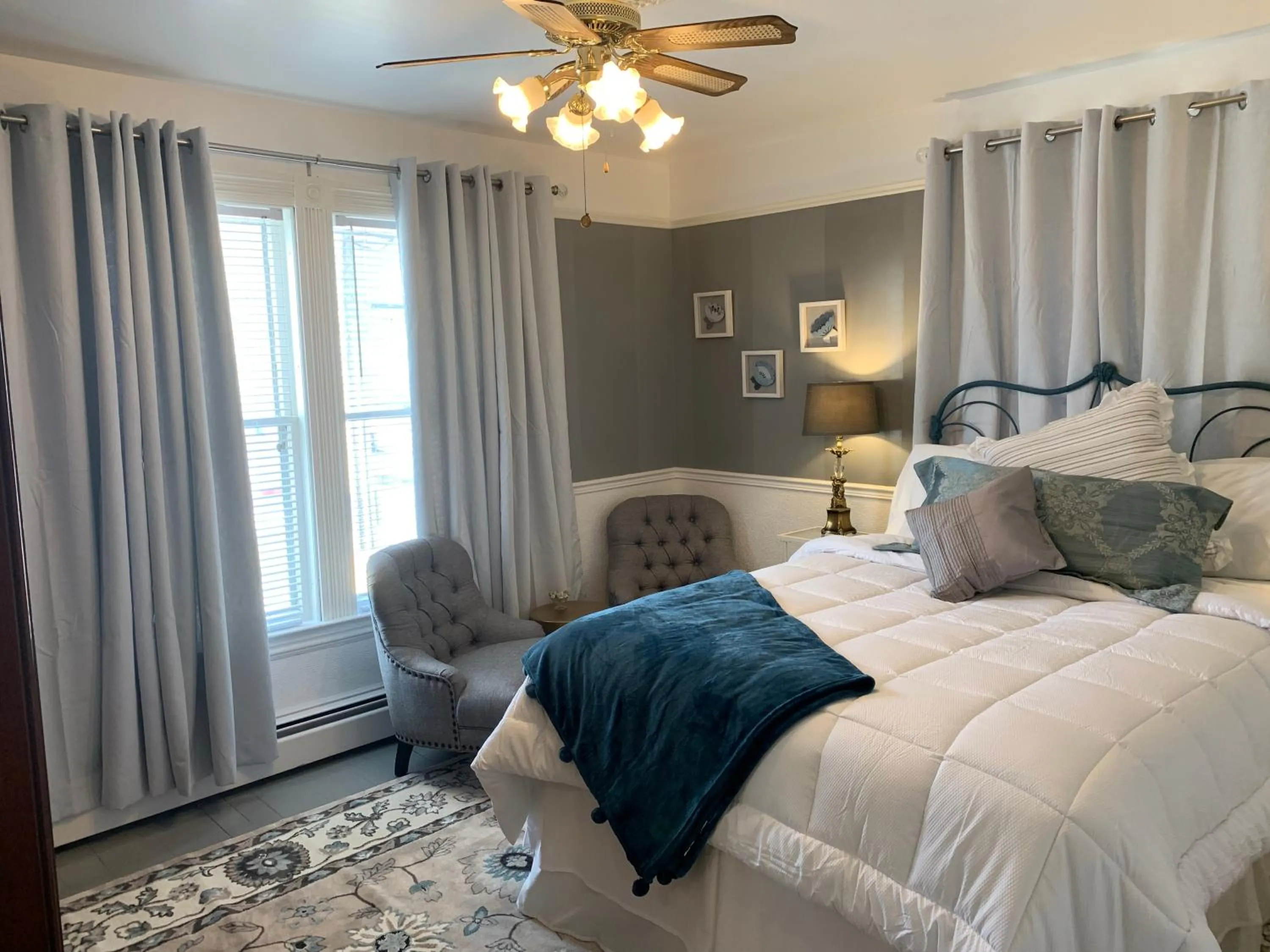 Photo of the whole room, Bed in Come from Away B&B