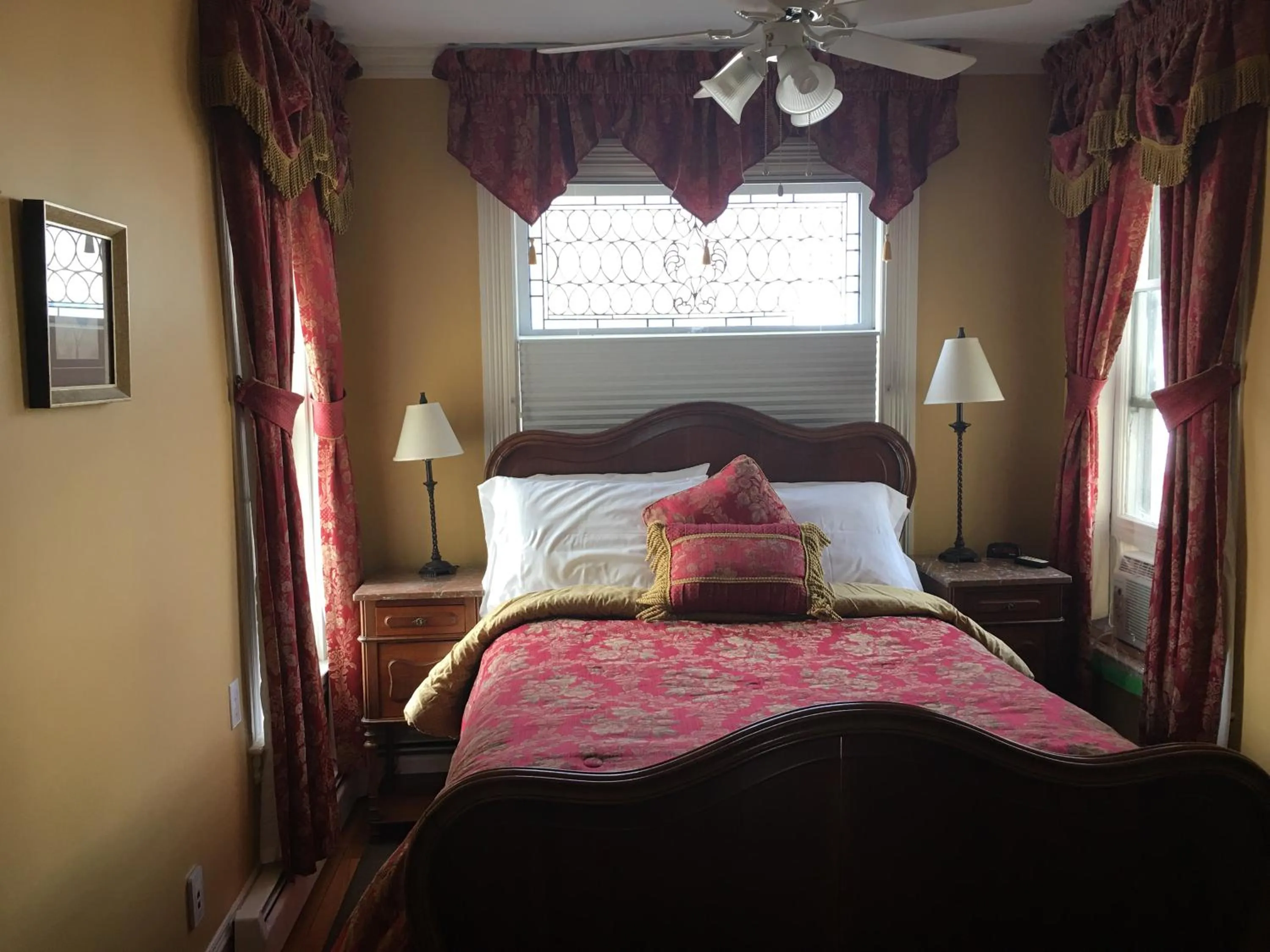 Photo of the whole room, Bed in Come from Away B&B