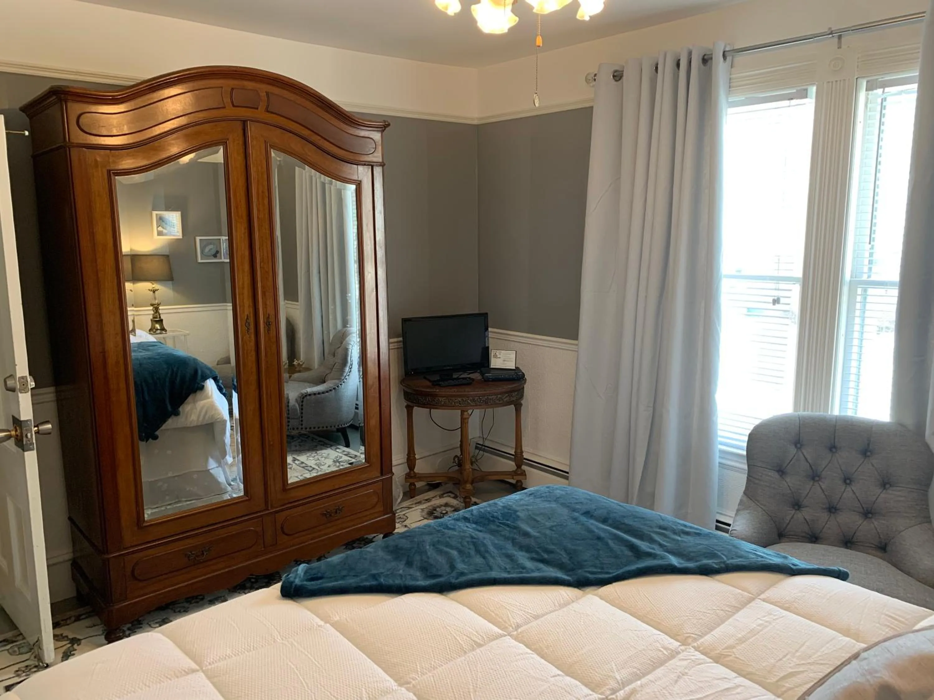 Bedroom, Bed in Come from Away B&B