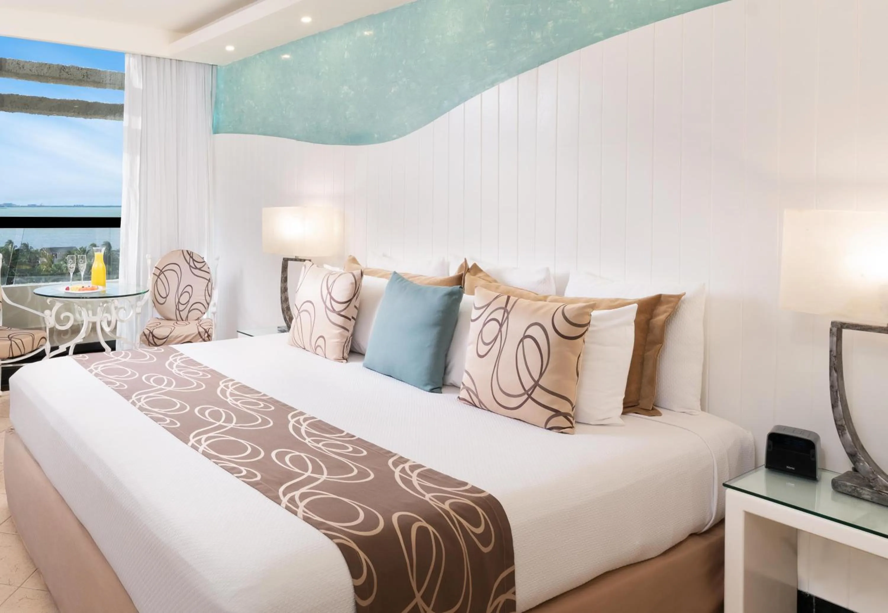 Photo of the whole room, Bed in The Grand Oasis Cancun - All Inclusive