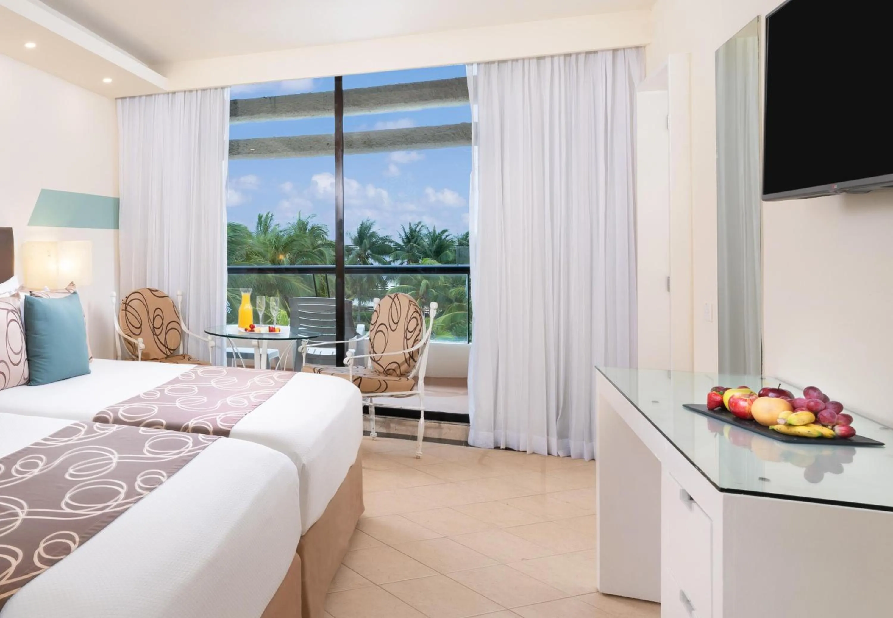 Photo of the whole room, Bed in The Grand Oasis Cancun - All Inclusive