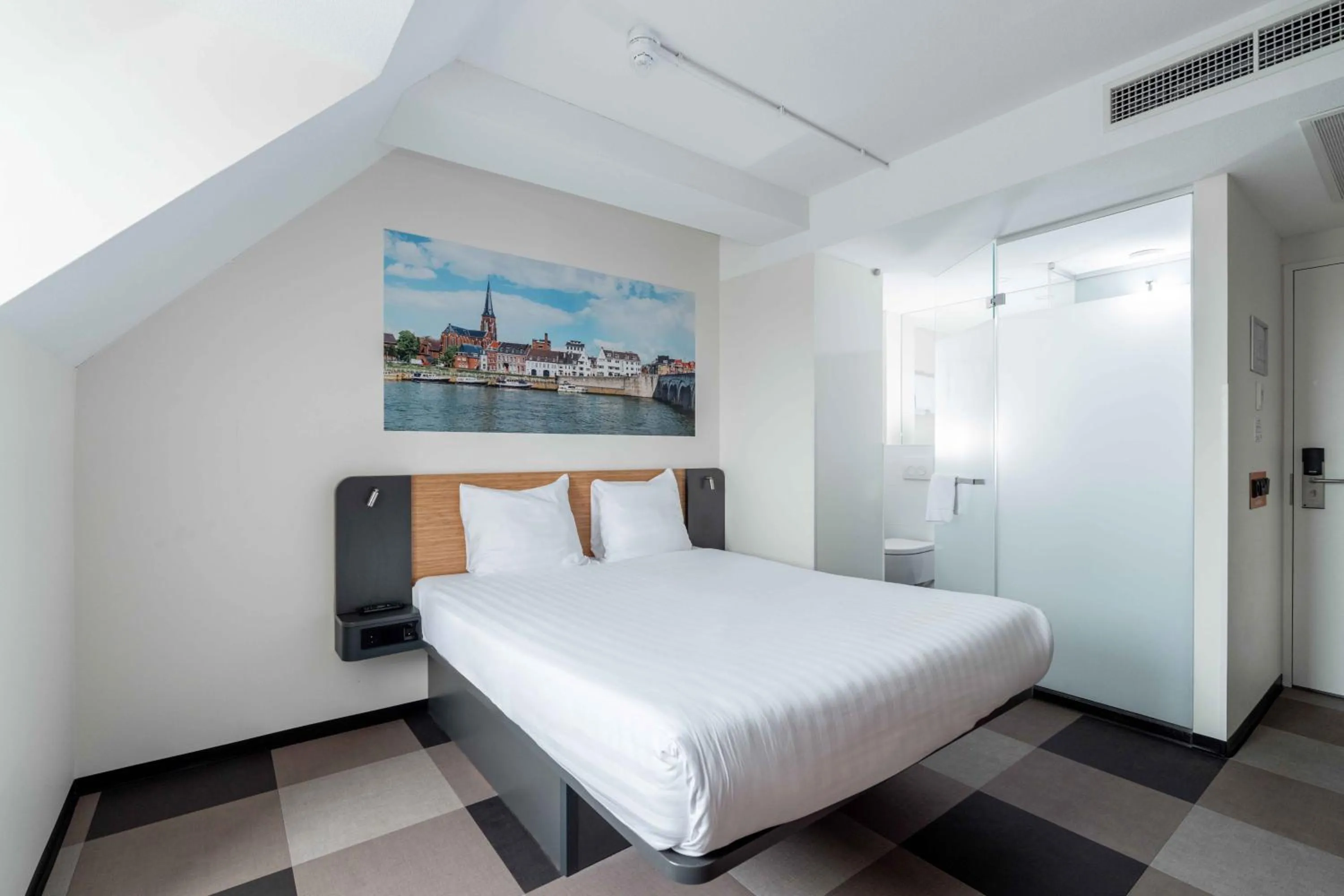 Bedroom, Bed in easyHotel Maastricht City Centre