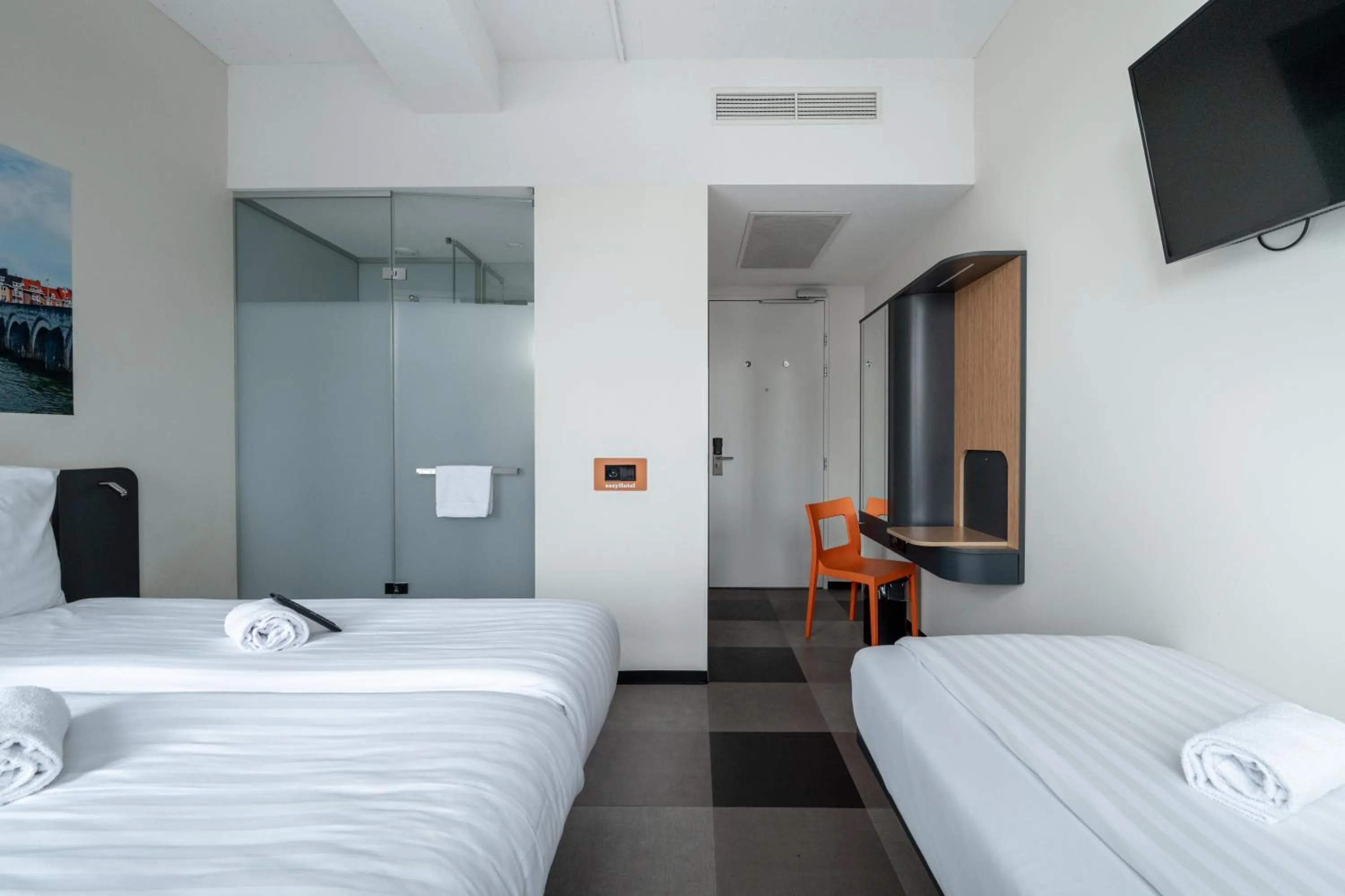 Bedroom, Bed in easyHotel Maastricht City Centre