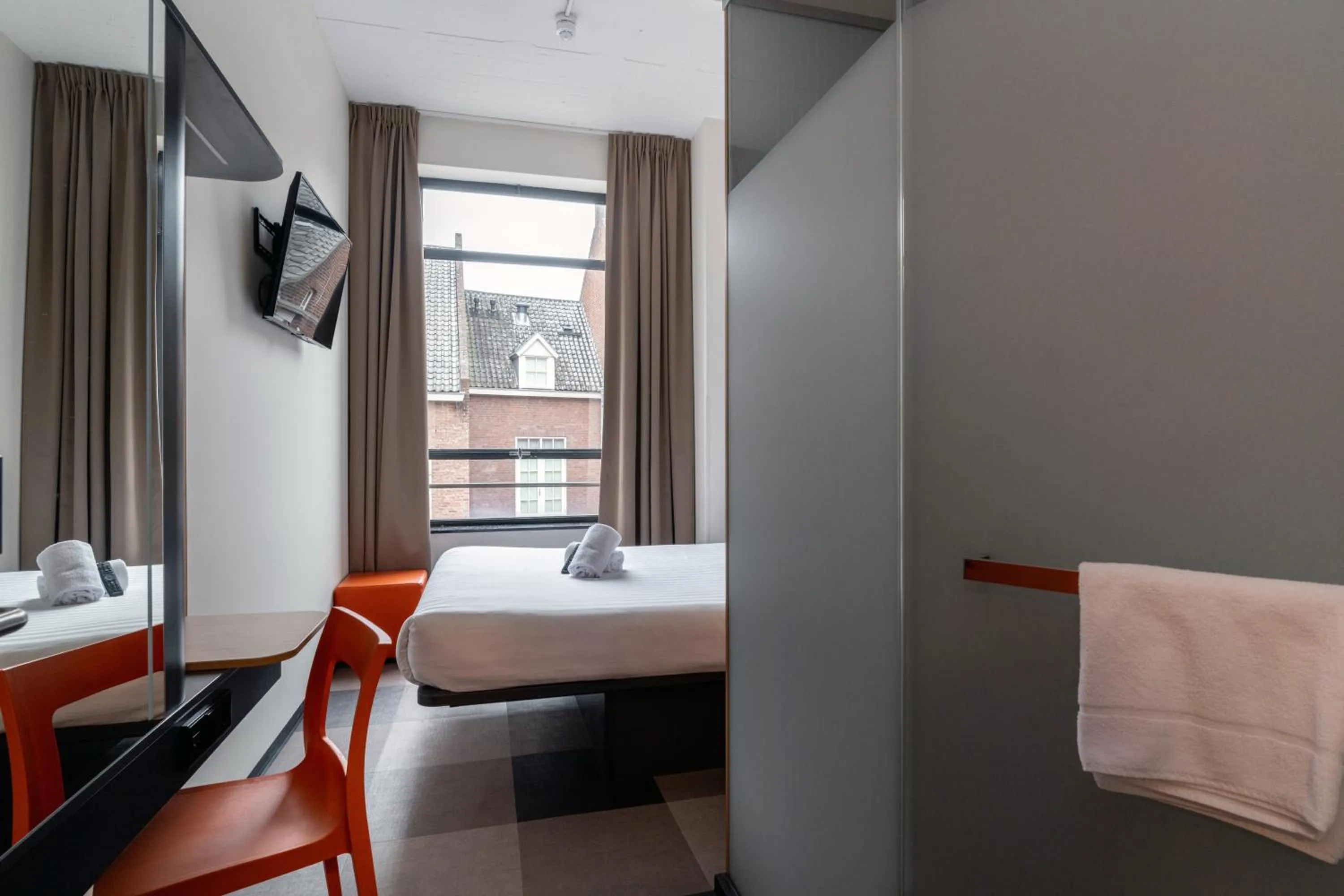 Bedroom, Bed in easyHotel Maastricht City Centre